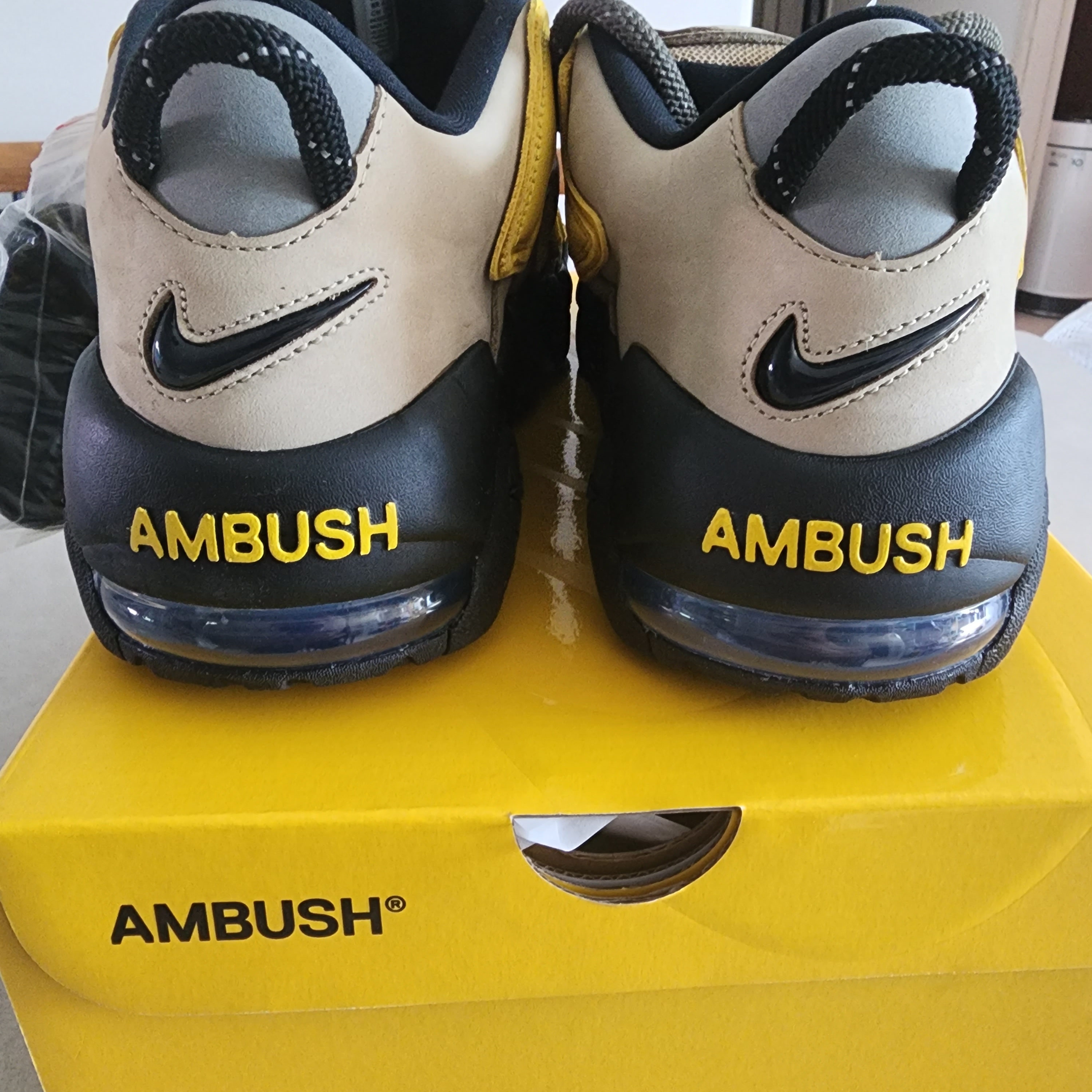Nike x Ambush Air More Uptempo Low Vivid Sulfur and Limestone 착용 스타일 - 2