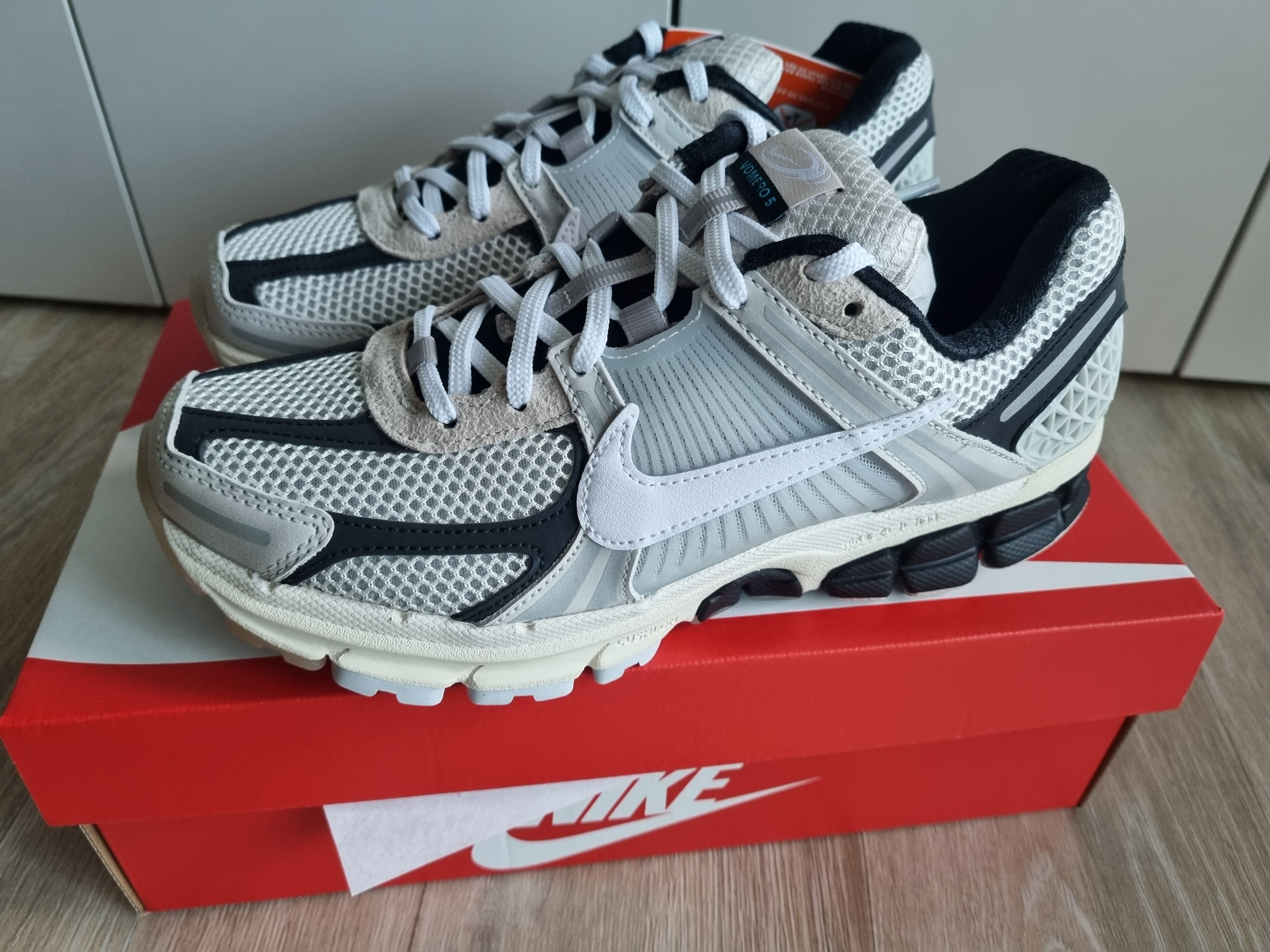 Nike Zoom Vomero 5 Light Bone and Black 착용 스타일 - 1