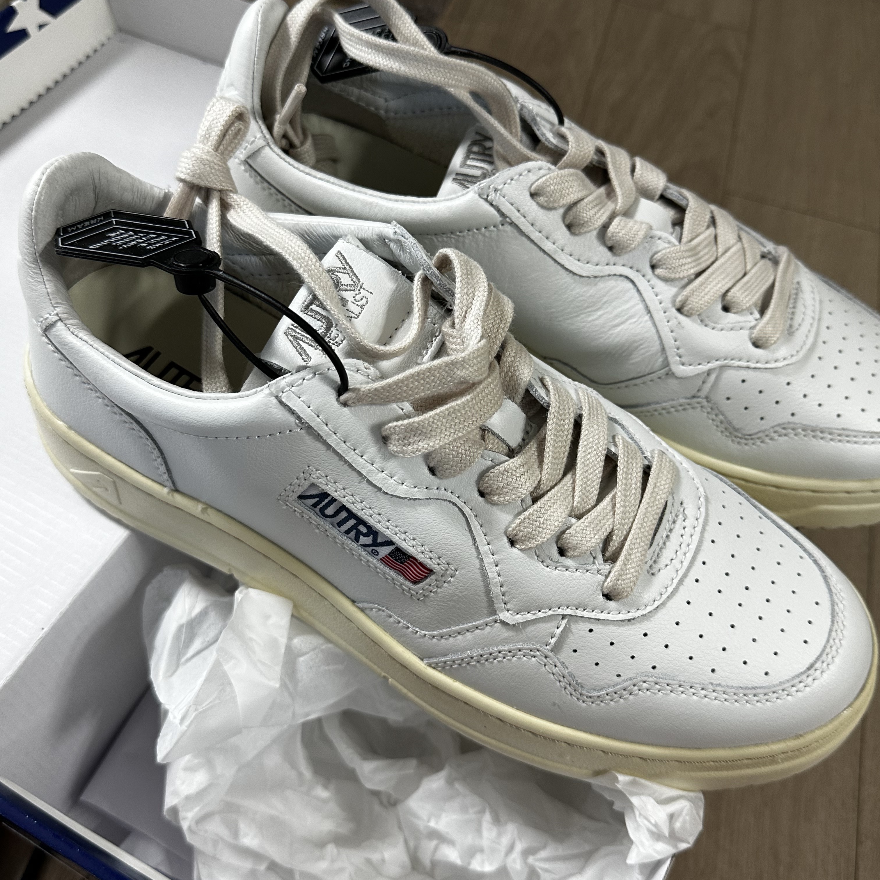 Autry Medalist Low Leather Sneakers White 착용 스타일 - 1