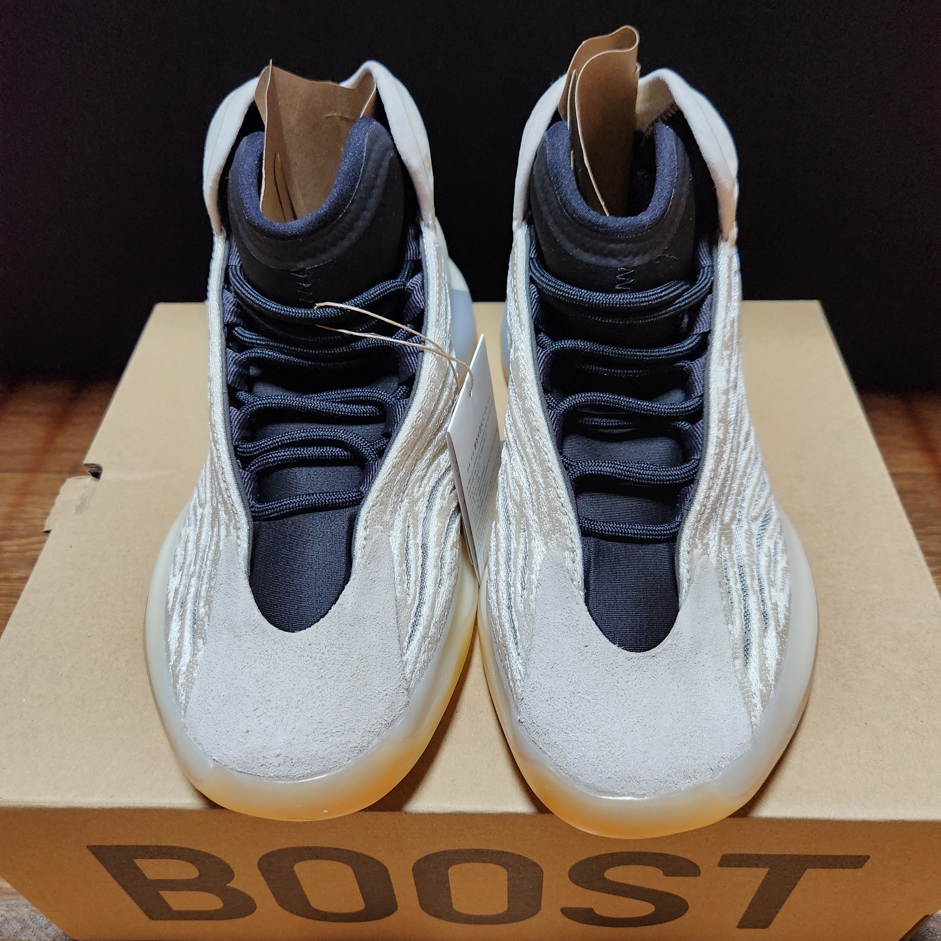 Adidas Yeezy QNTM Mist Slate 착용 스타일 - 1