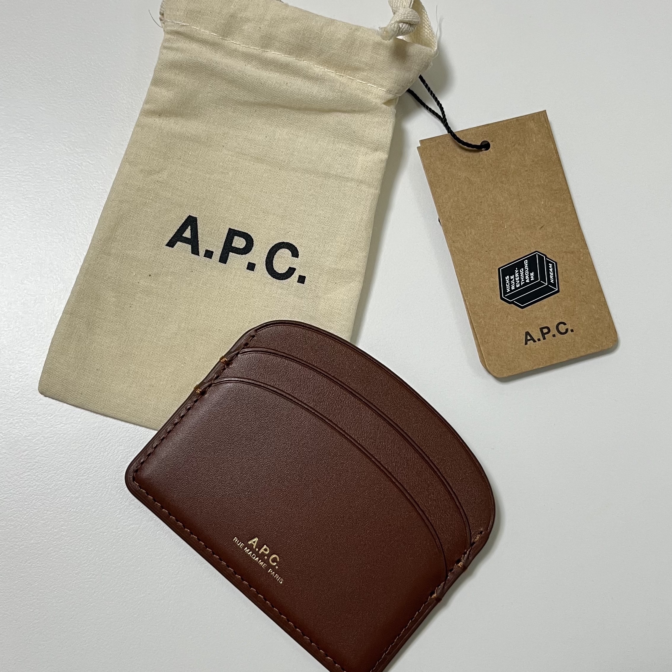 A.P.C. Demi-Lune Card Holder Nut Brown 착용 스타일