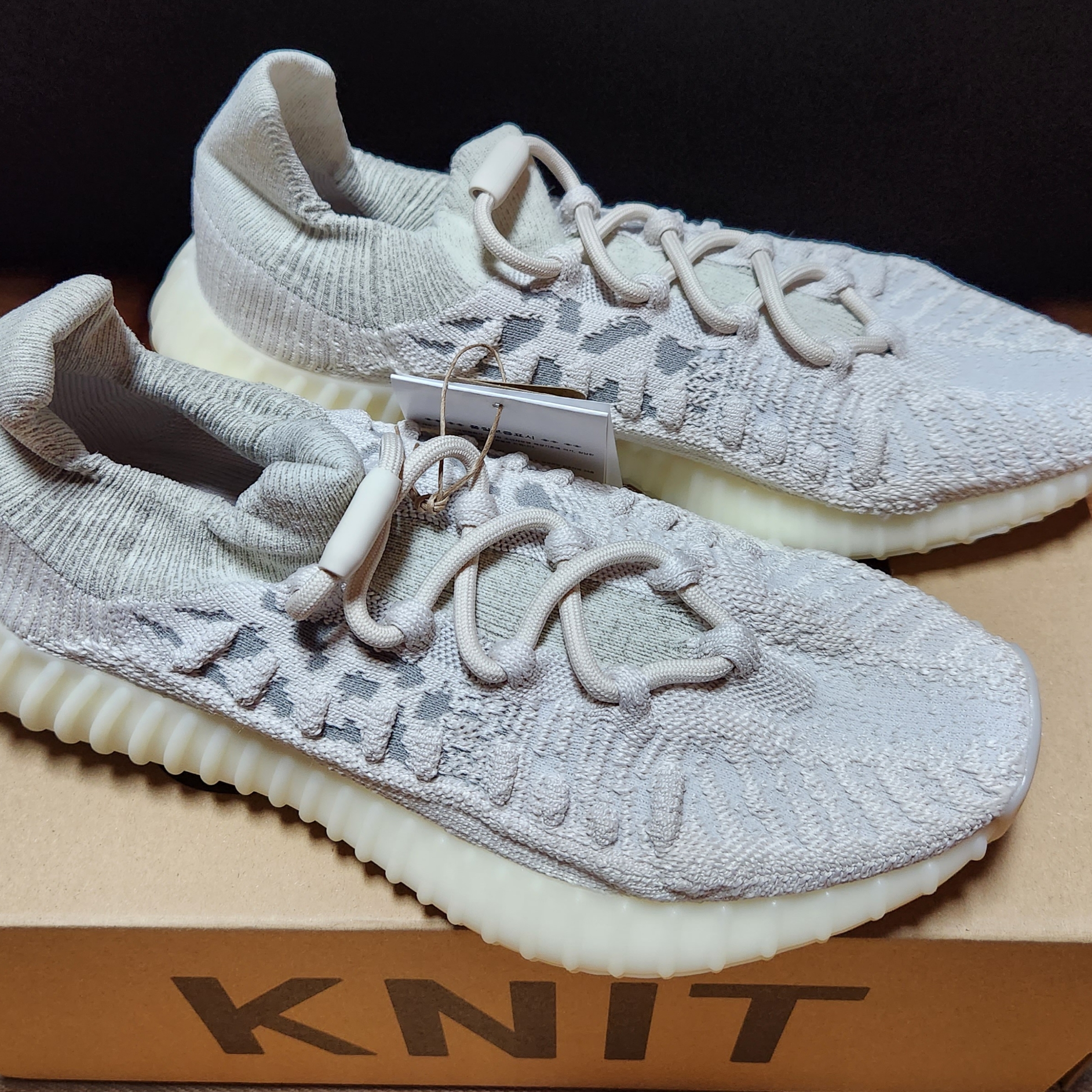 Adidas Yeezy 350 V2 CMPCT Slate Bone 2022/2023 착용 스타일 - 3