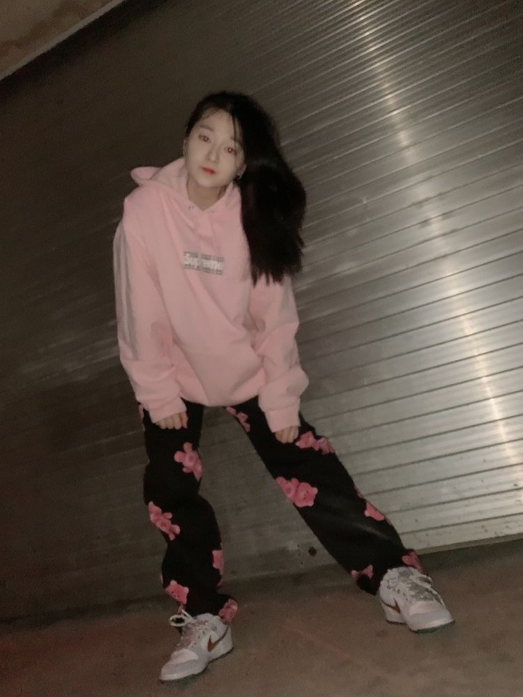 Supreme x Burberry Box Logo Hooded Sweatshirt Light Pink - 22SS, Nike x Sean Cliver SB Dunk Low Holiday Special 착용 스타일 - 1