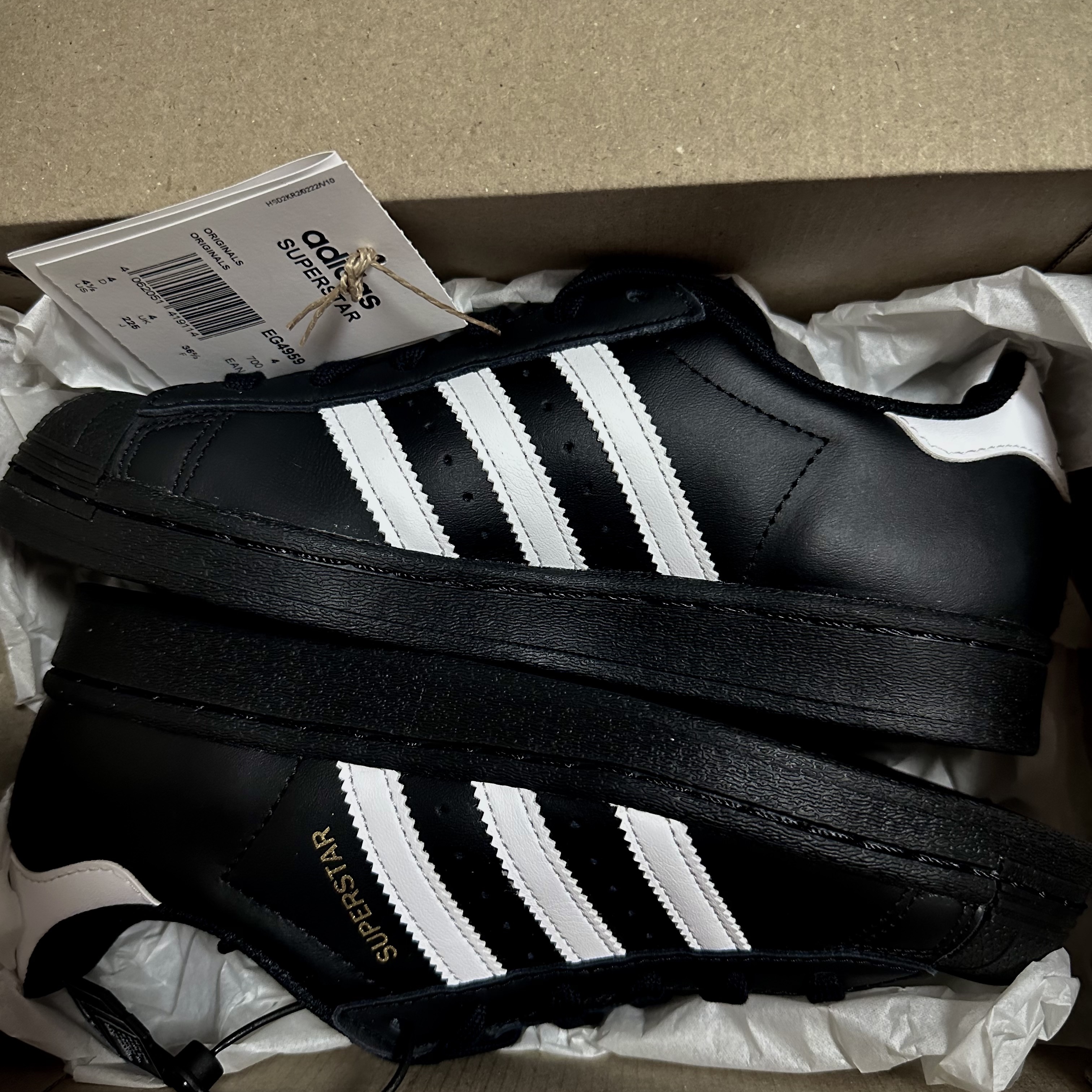 Adidas Superstar Core Black White 착용 스타일 - 1