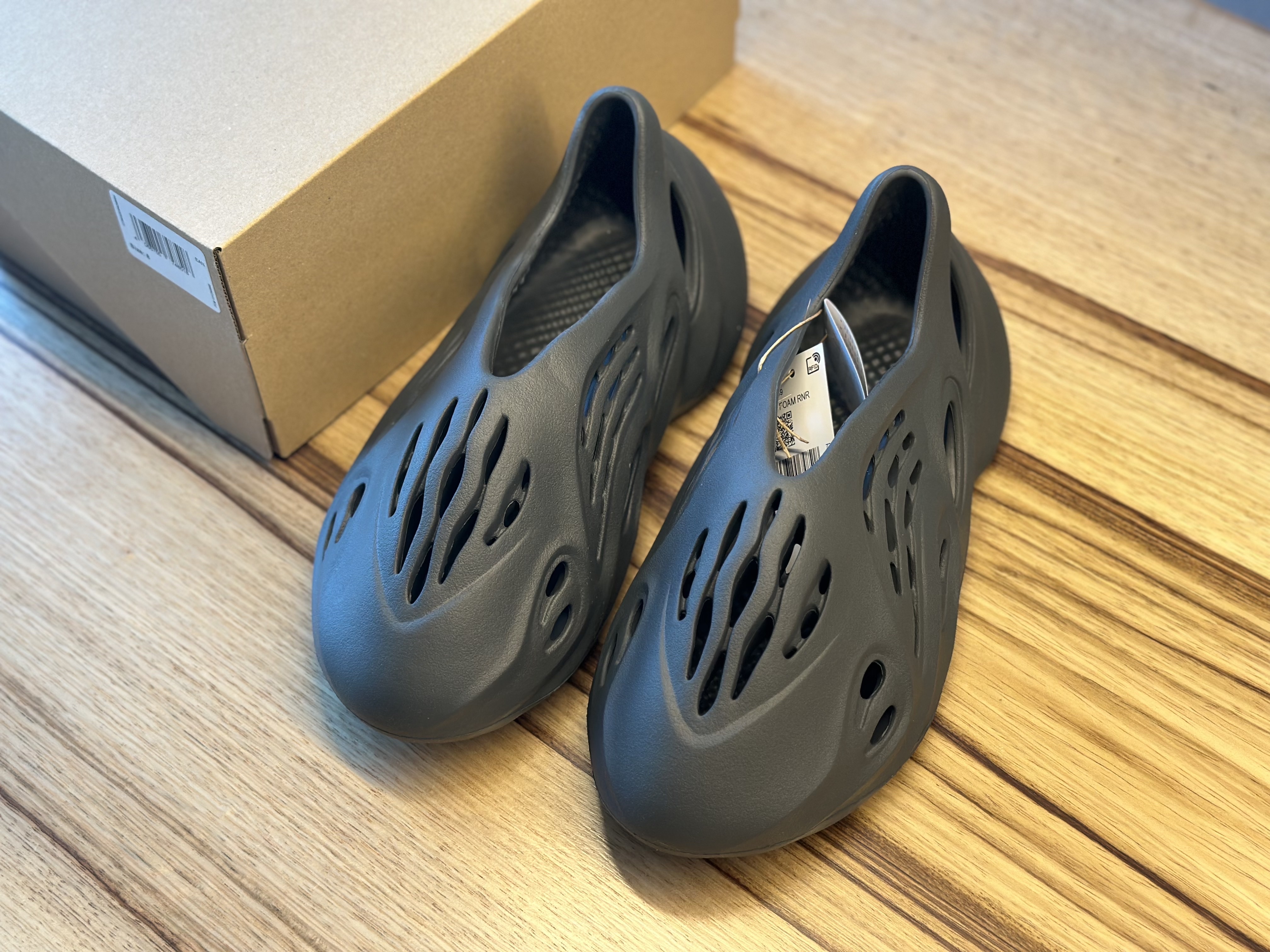 Adidas Yeezy Foam RNNR Carbon 착용 스타일 - 5