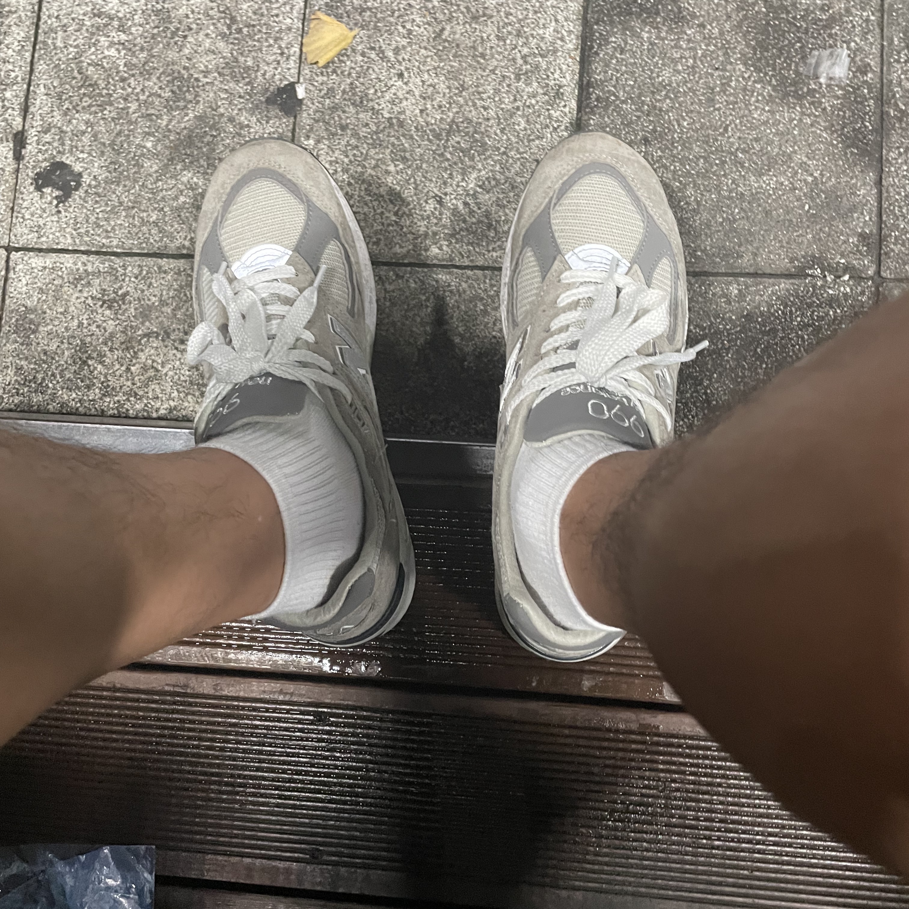New Balance 990v2 Made in USA Grey 착용 스타일 - 2