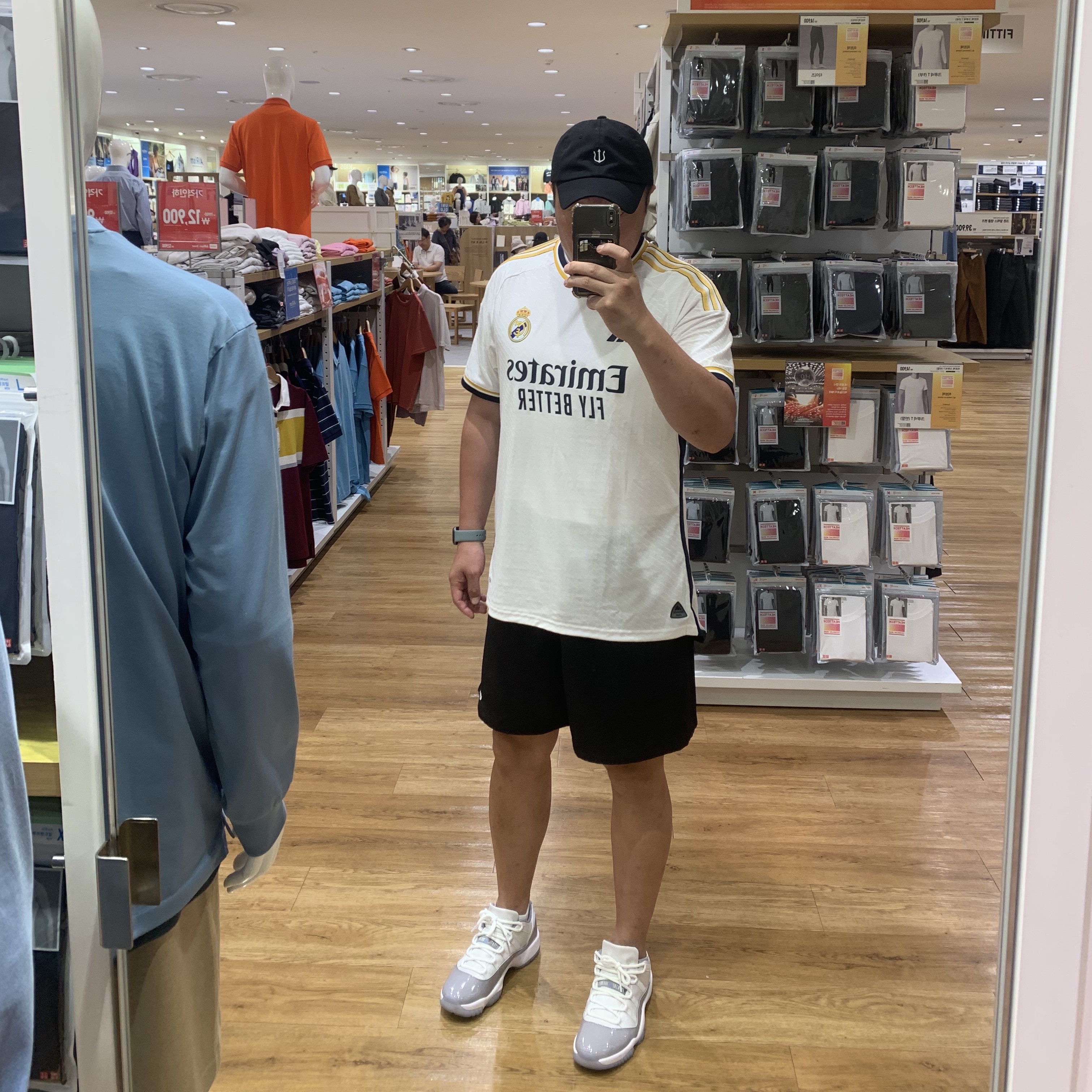 Jordan 11 Retro Low Cement Grey 착용 스타일 - 2