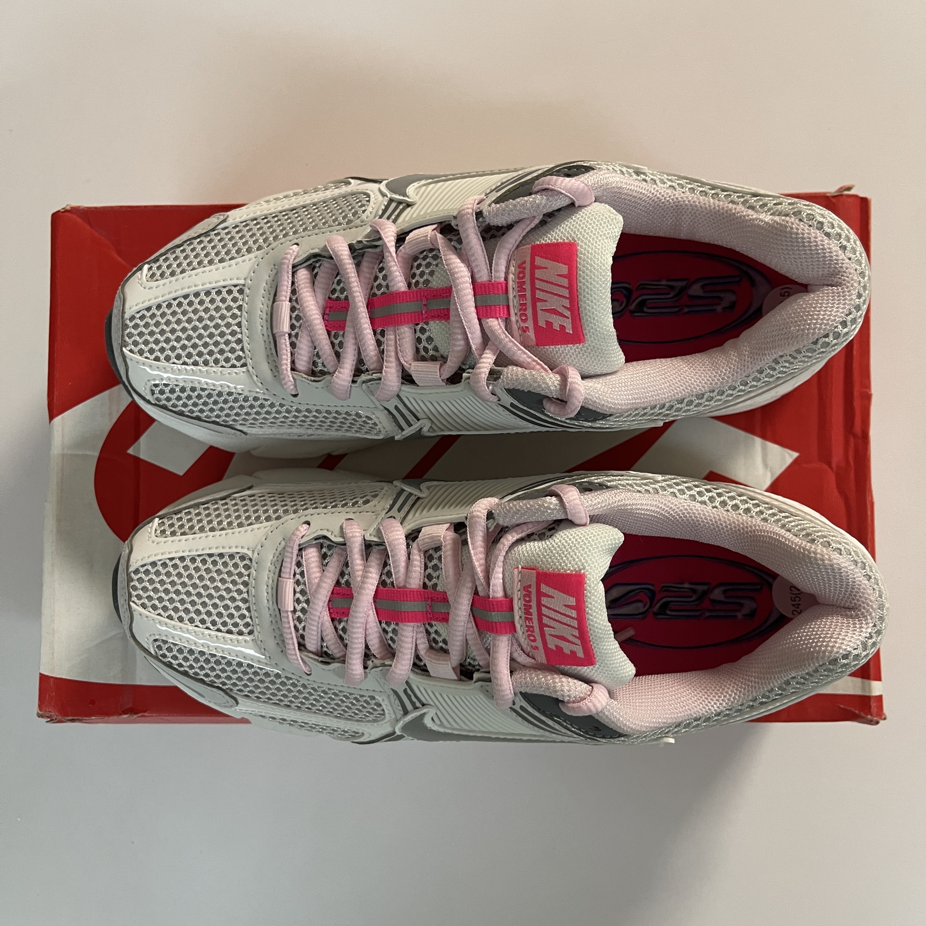 (W) Nike Zoom Vomero 5 Photon Dust Metallic Silver 착용 스타일 - 2