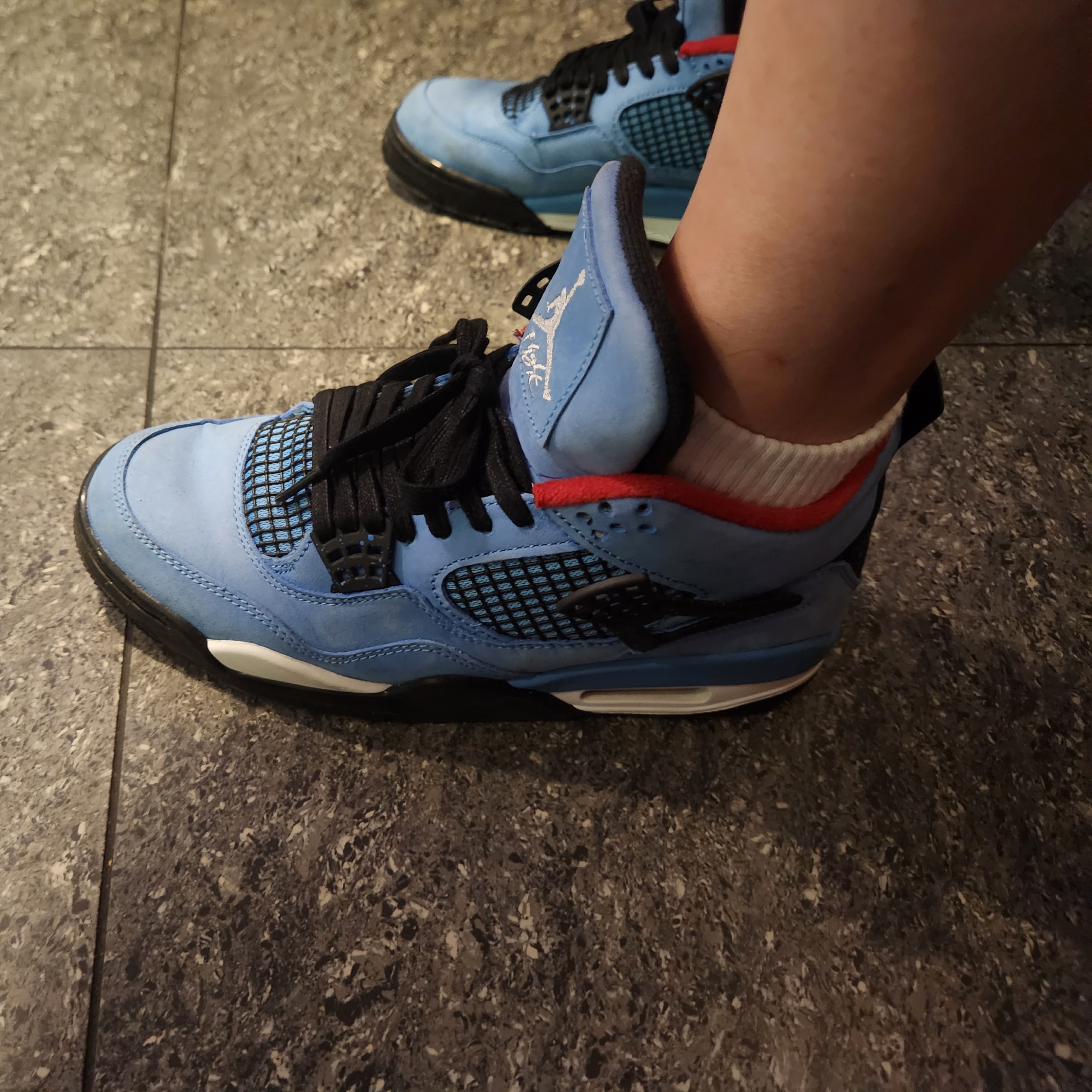 Jordan 4 x Travis Scott Retro Cactus Jack 착용 스타일