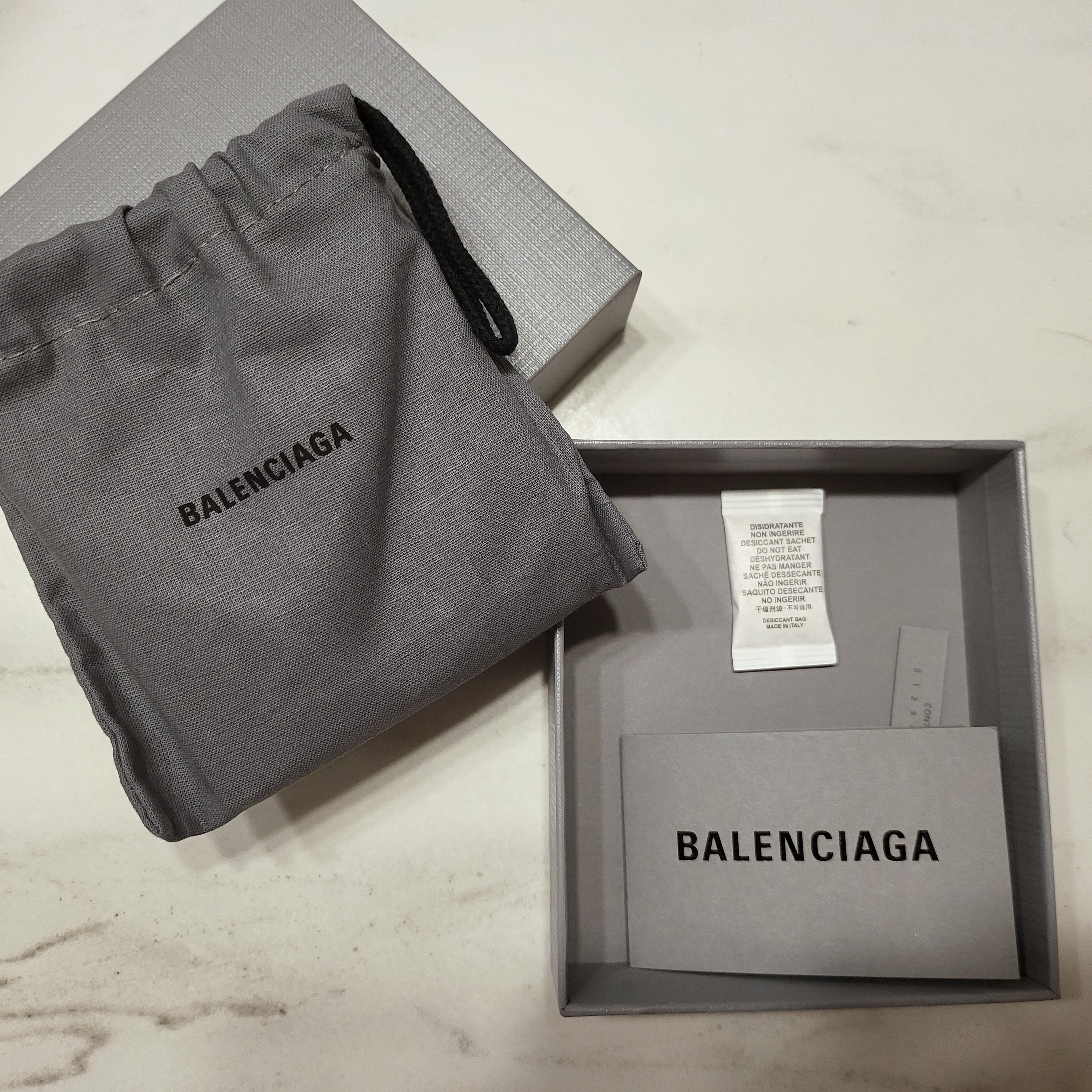 Balenciaga Cash Square Folded Wallet Graffiti Black 착용 스타일 - 3