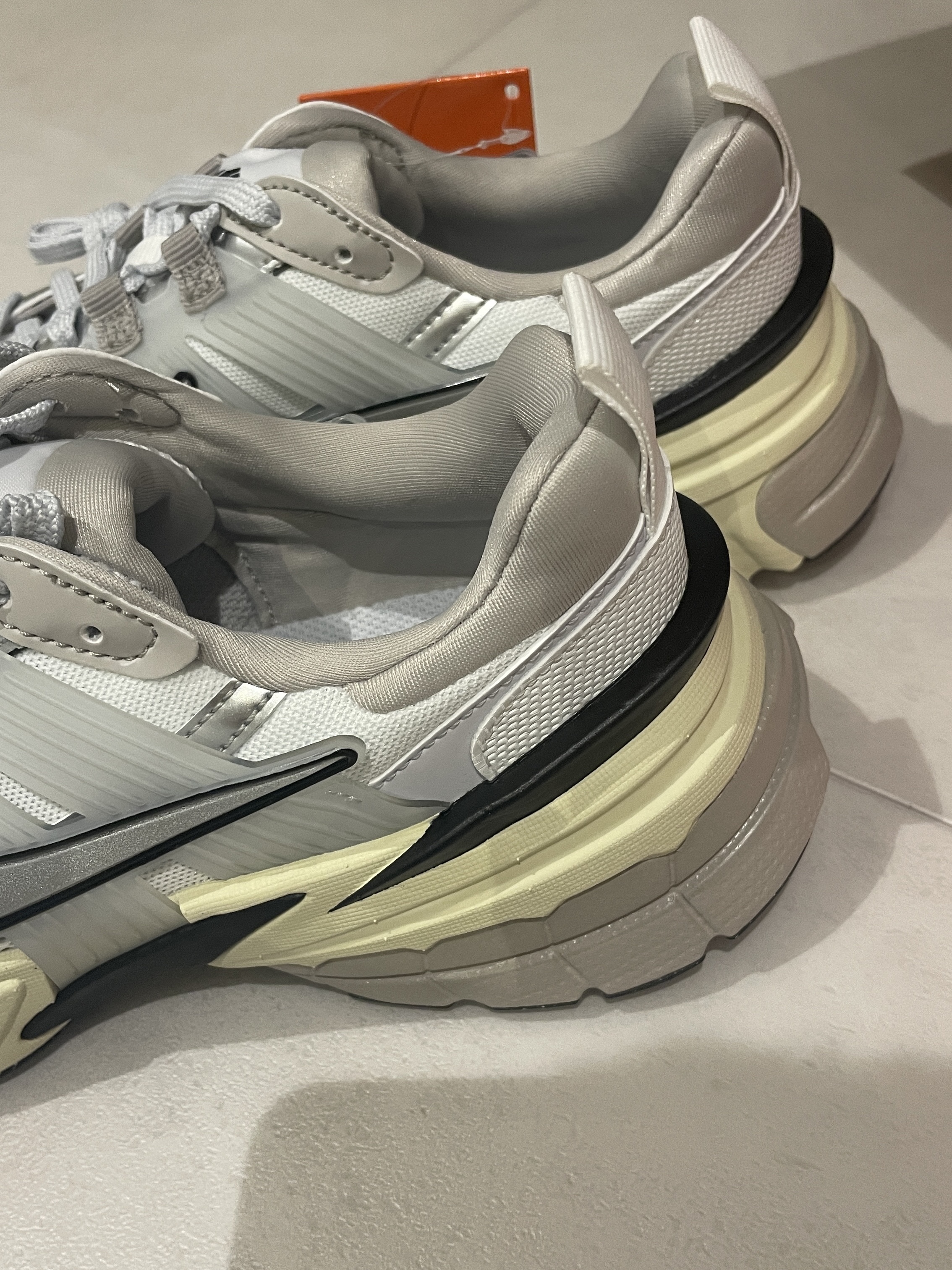 Nike V2K Run Summit White Metallic Silver 착용 스타일 - 2