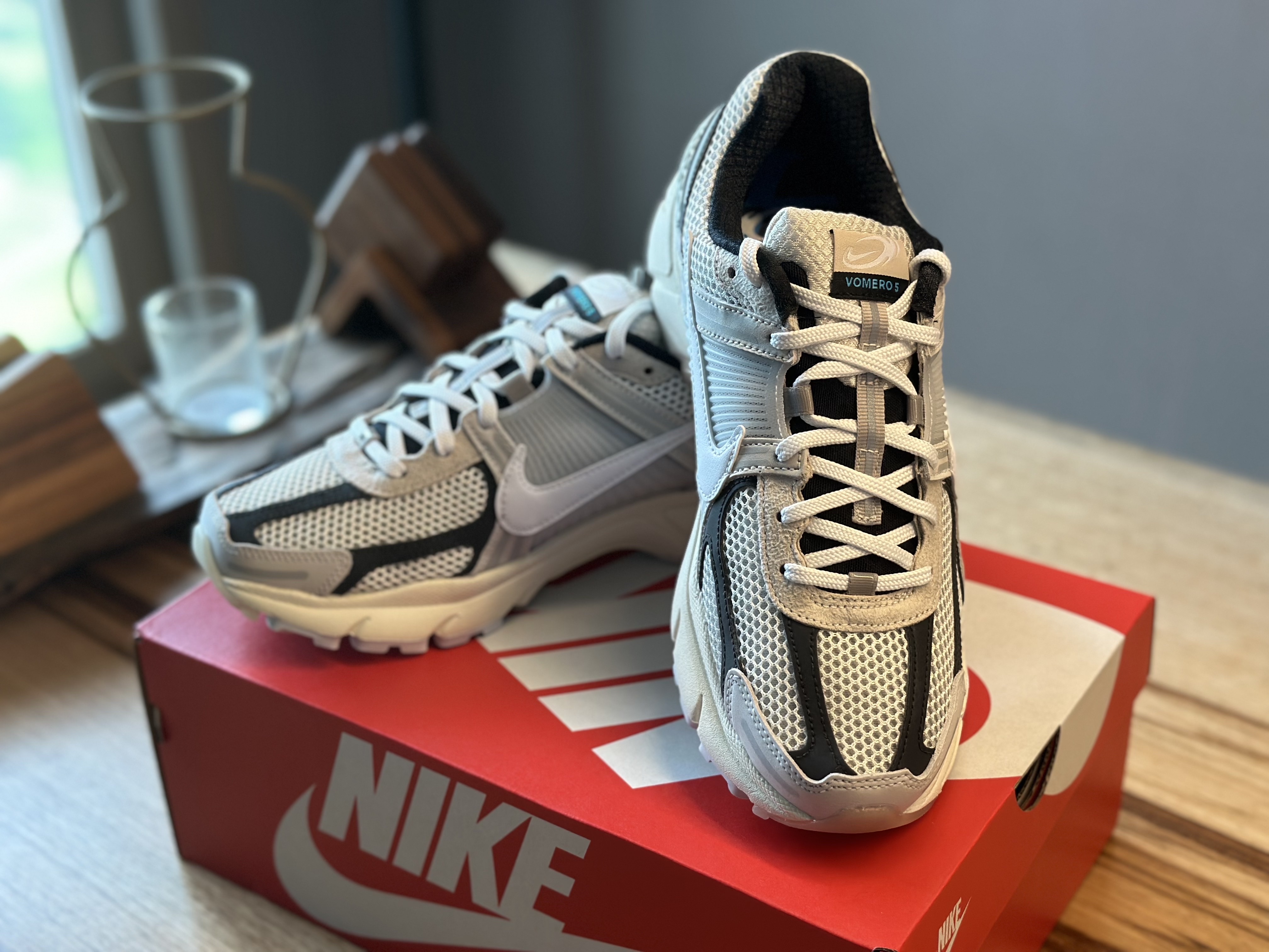 Nike Zoom Vomero 5 Light Bone and Black 착용 스타일 - 3