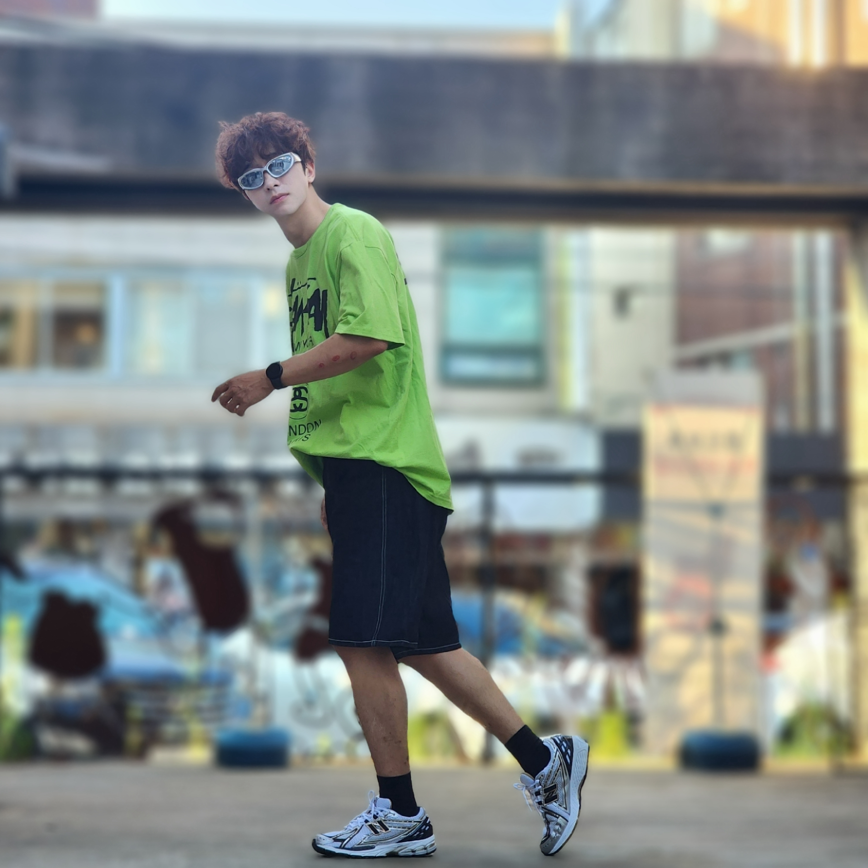 Stussy World Tour T-Shirt Tea 2023, New Balance 1906R White Gold 착용 스타일 - 2