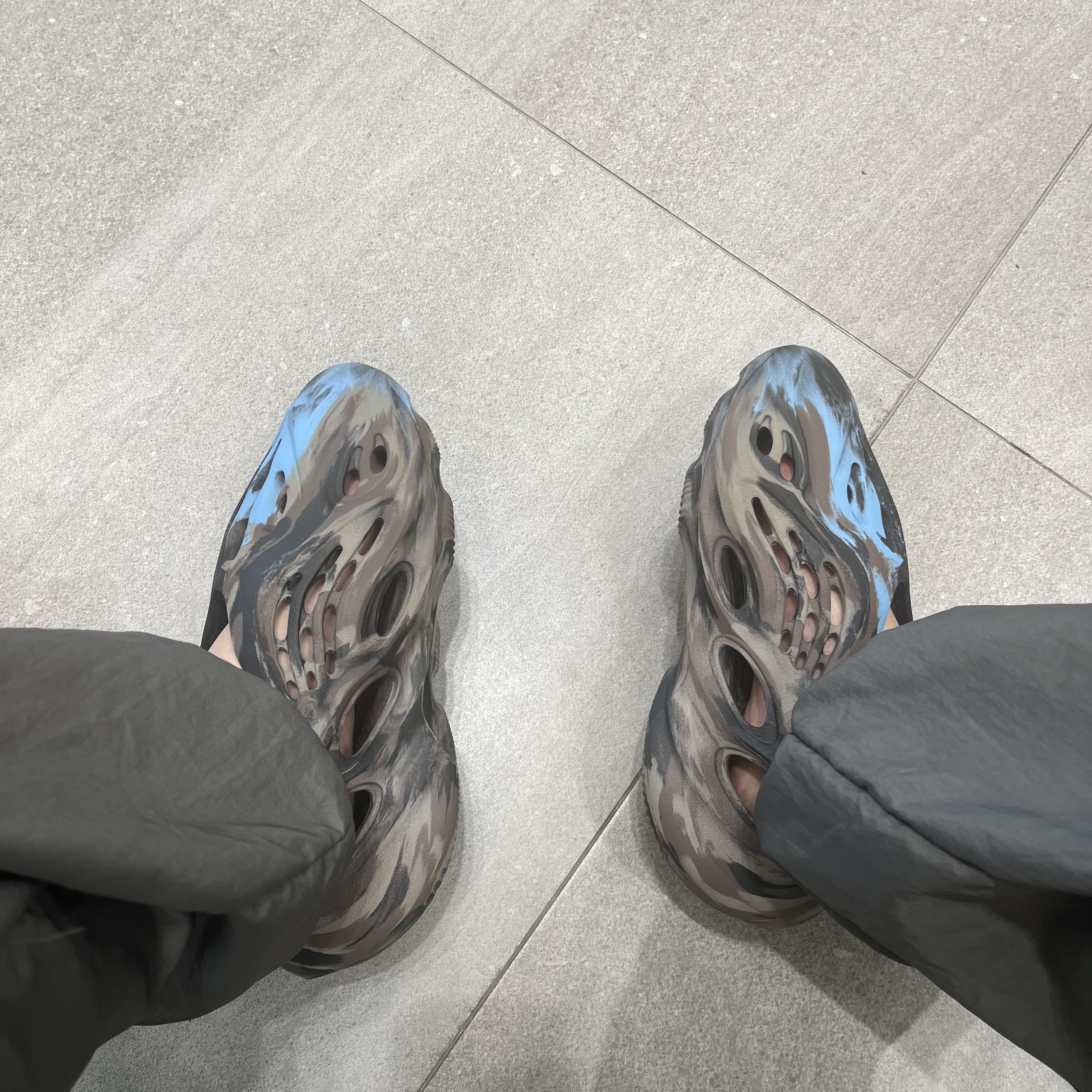 Adidas Yeezy Foam RNNR MX Cinder 착용 스타일 - 1