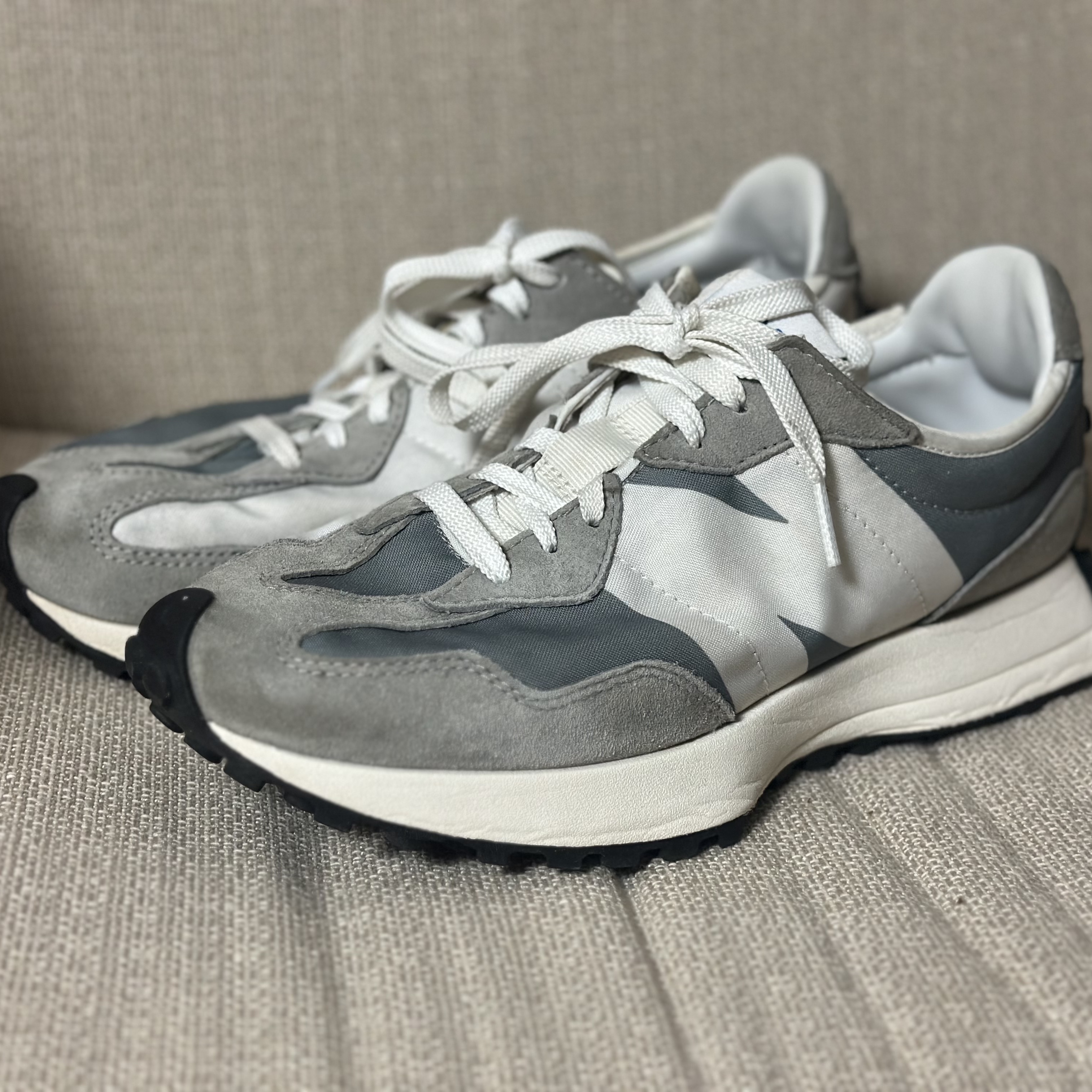 New Balance 327 Grey 착용 스타일