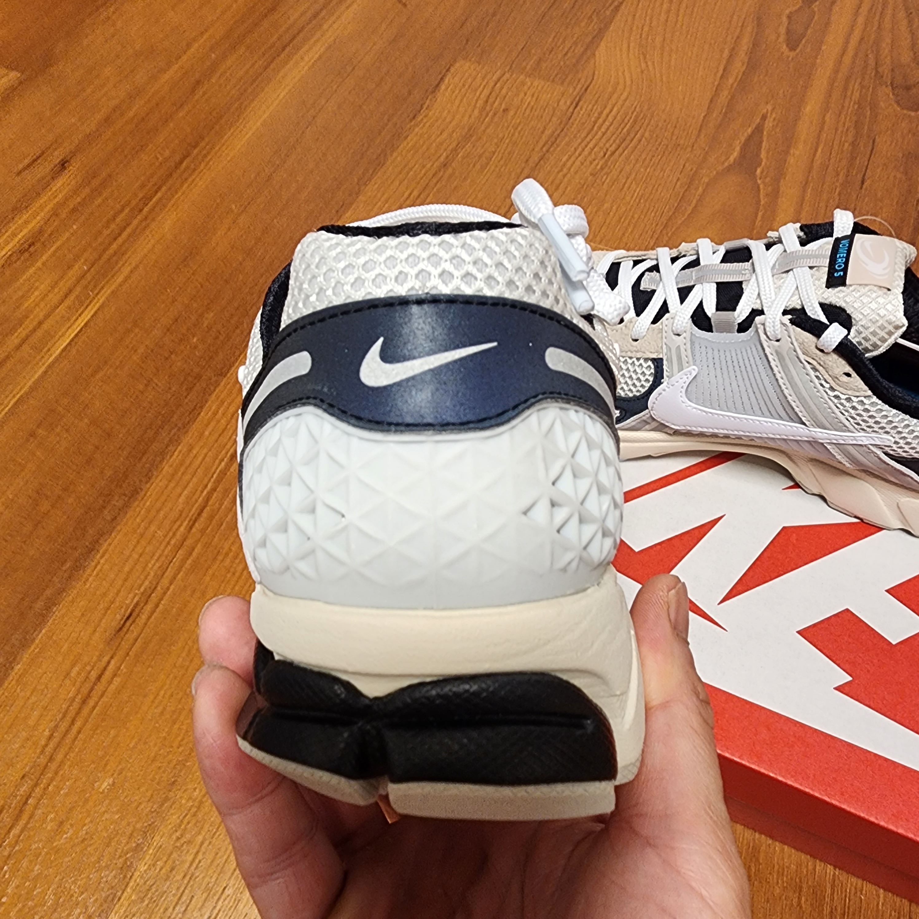 Nike Zoom Vomero 5 Light Bone and Black 착용 스타일 - 4
