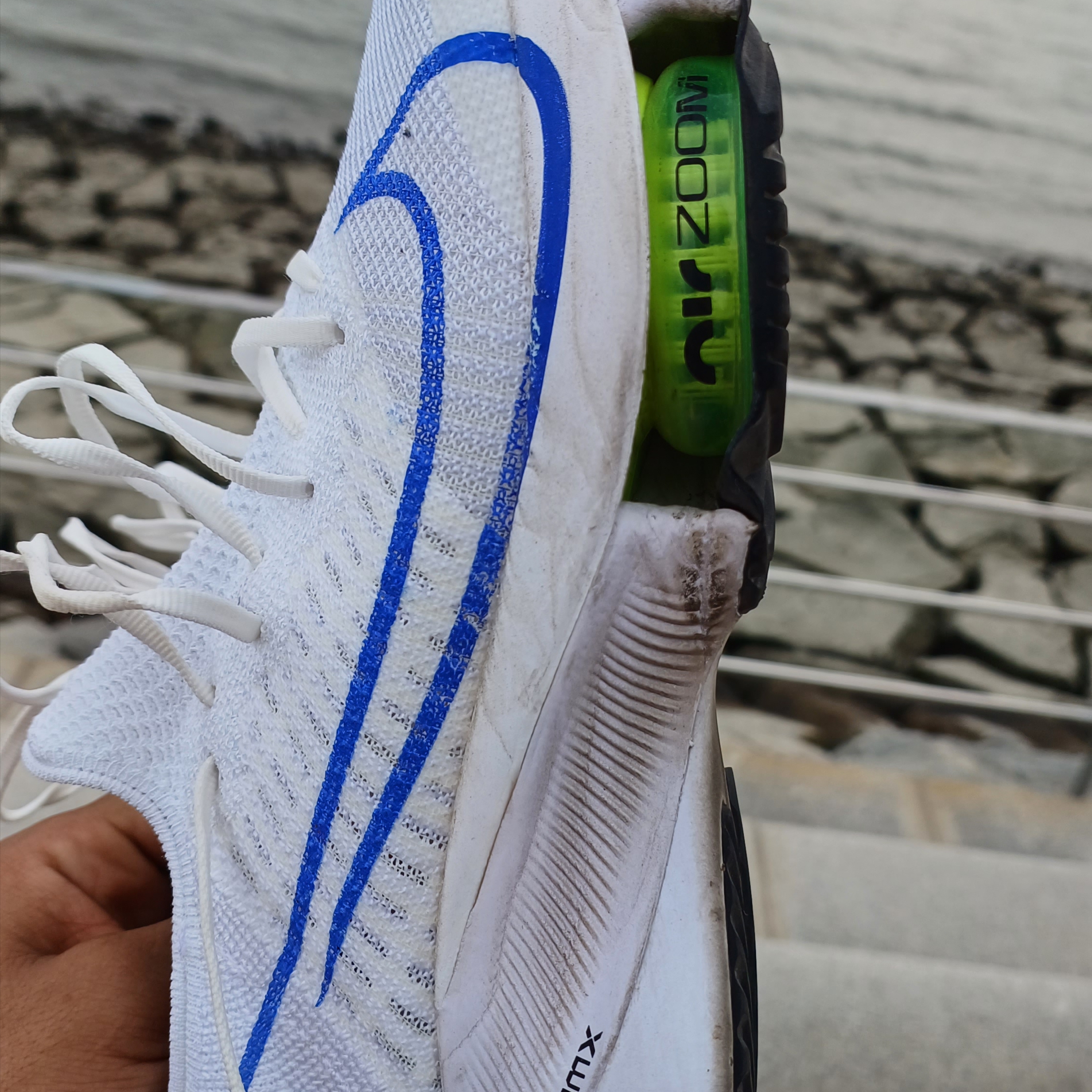 Nike Air Zoom Tempo Next% Flyknit White Racer Blue Volt 착용 스타일 - 2