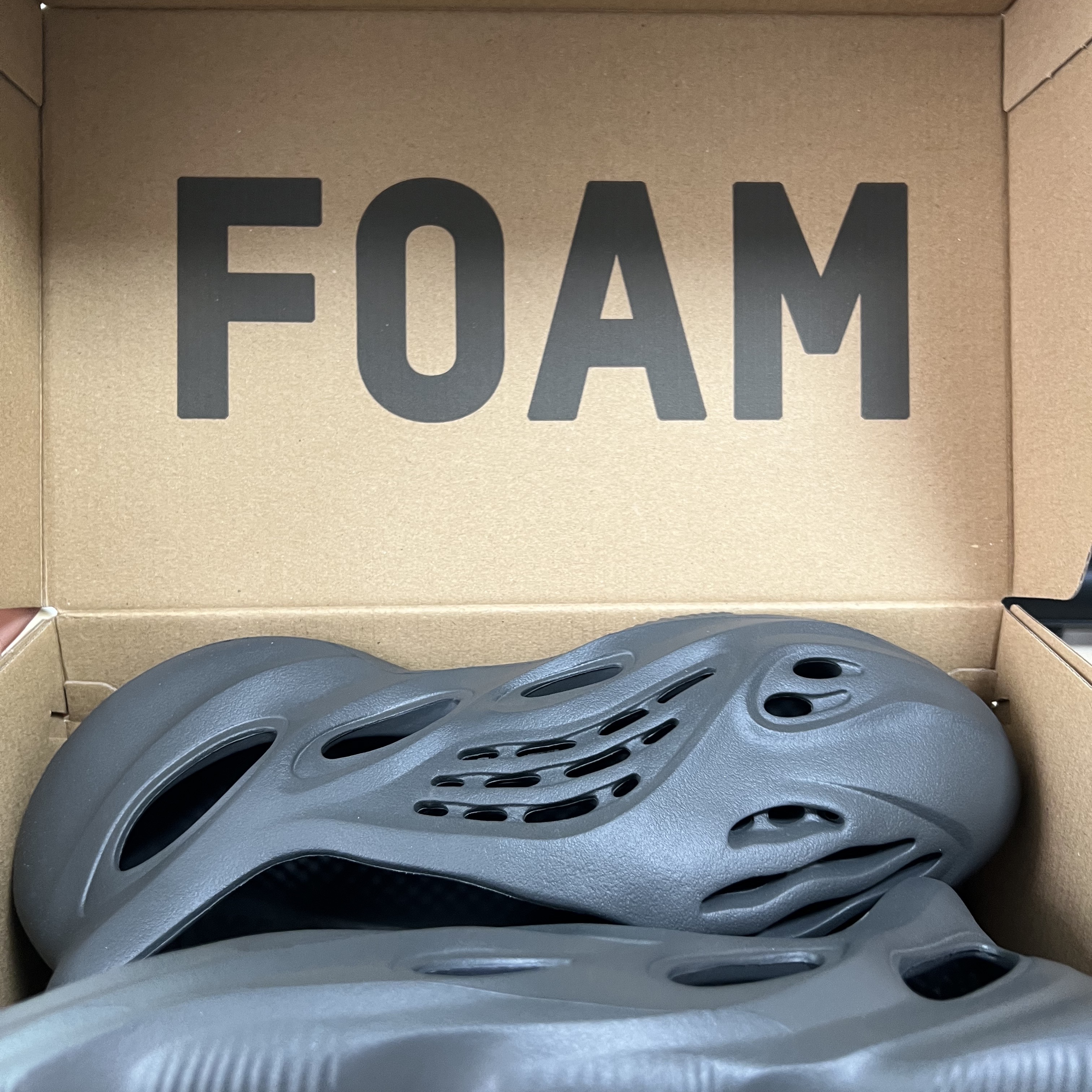 Adidas Yeezy Foam RNNR Carbon 착용 스타일 - 1