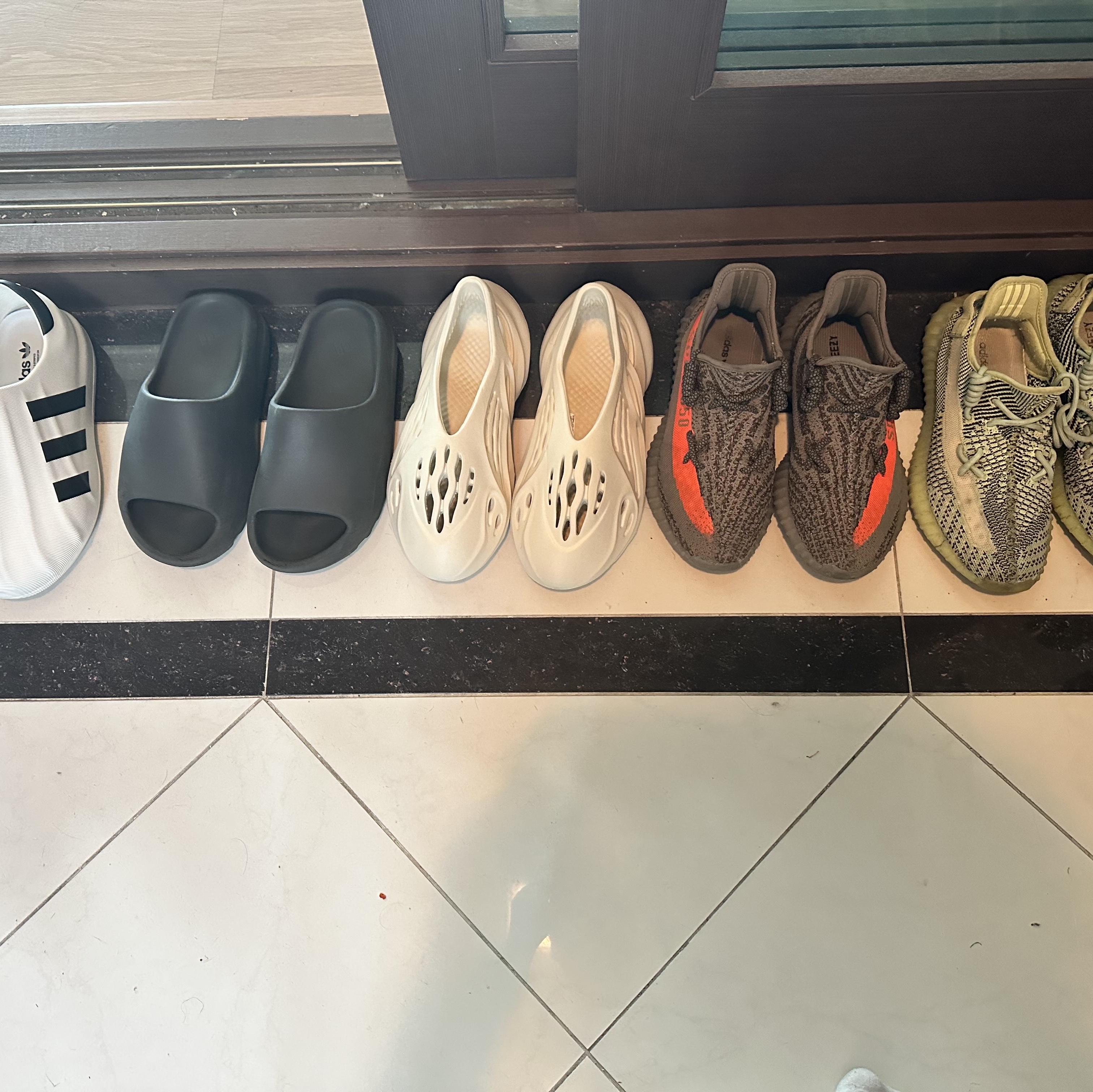 Adidas Yeezy Slide Onyx, Adidas Adifom Superstar Core White 착용 스타일