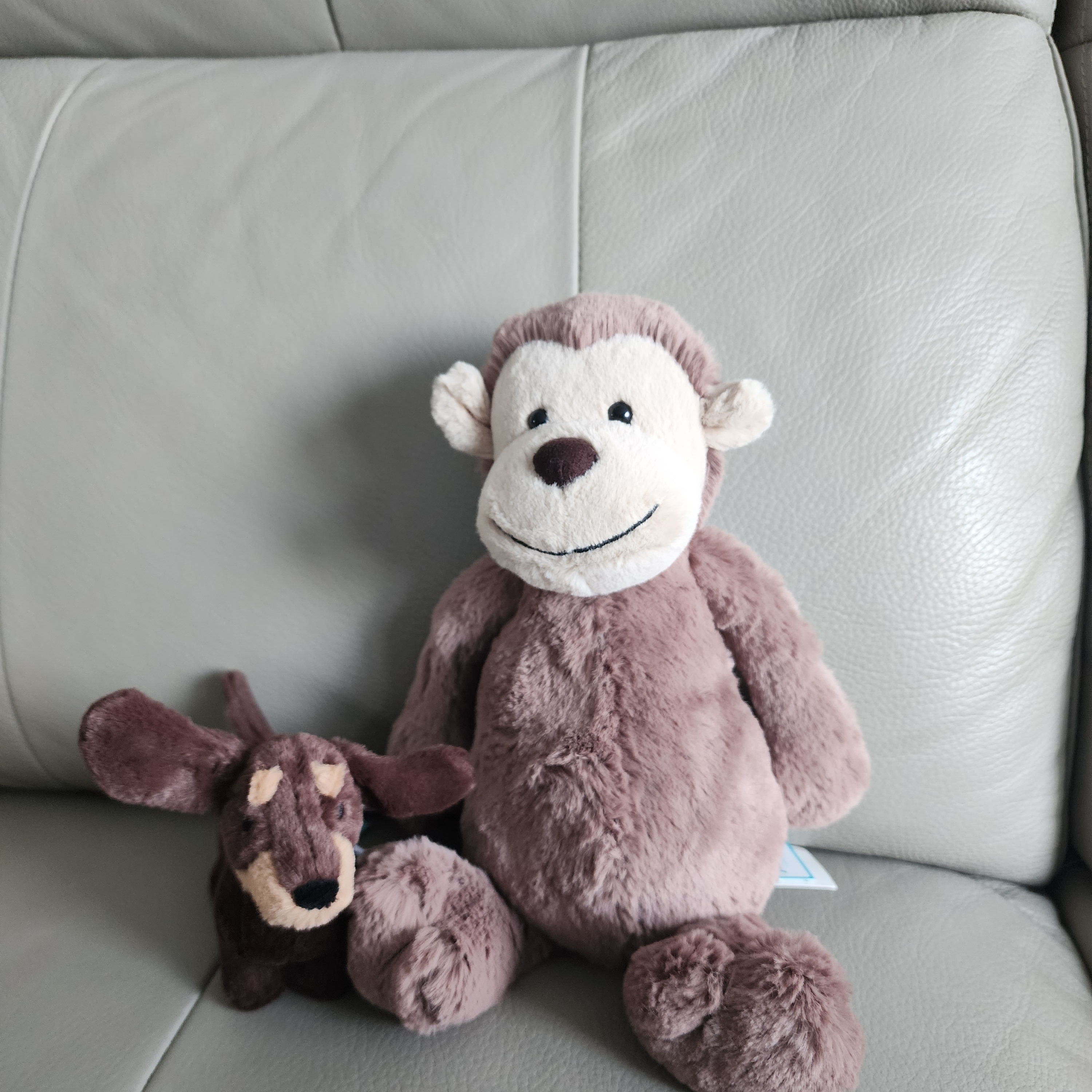 Jellycat Otto Sausage Dog Bag Charm Brown 착용 스타일
