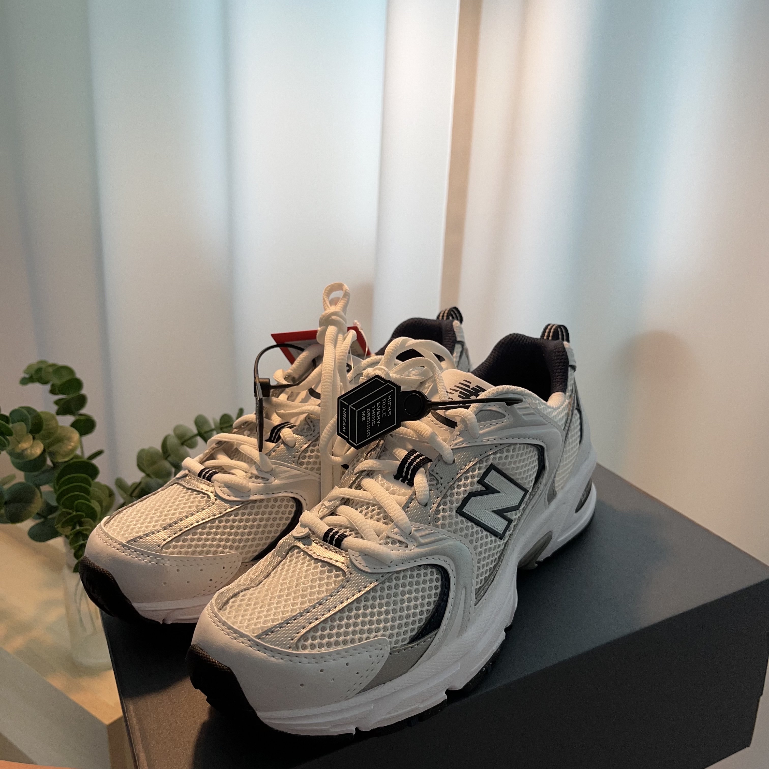 New Balance 530 White 착용 스타일