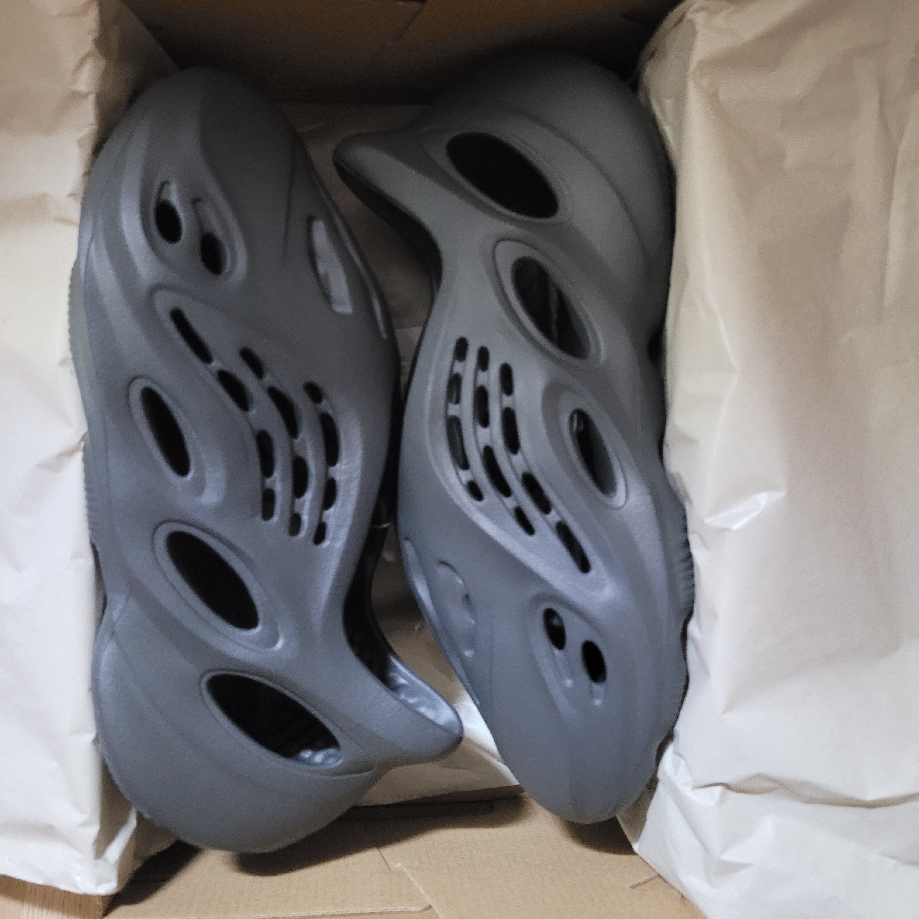 Adidas Yeezy Foam RNNR Carbon 착용 스타일 - 4