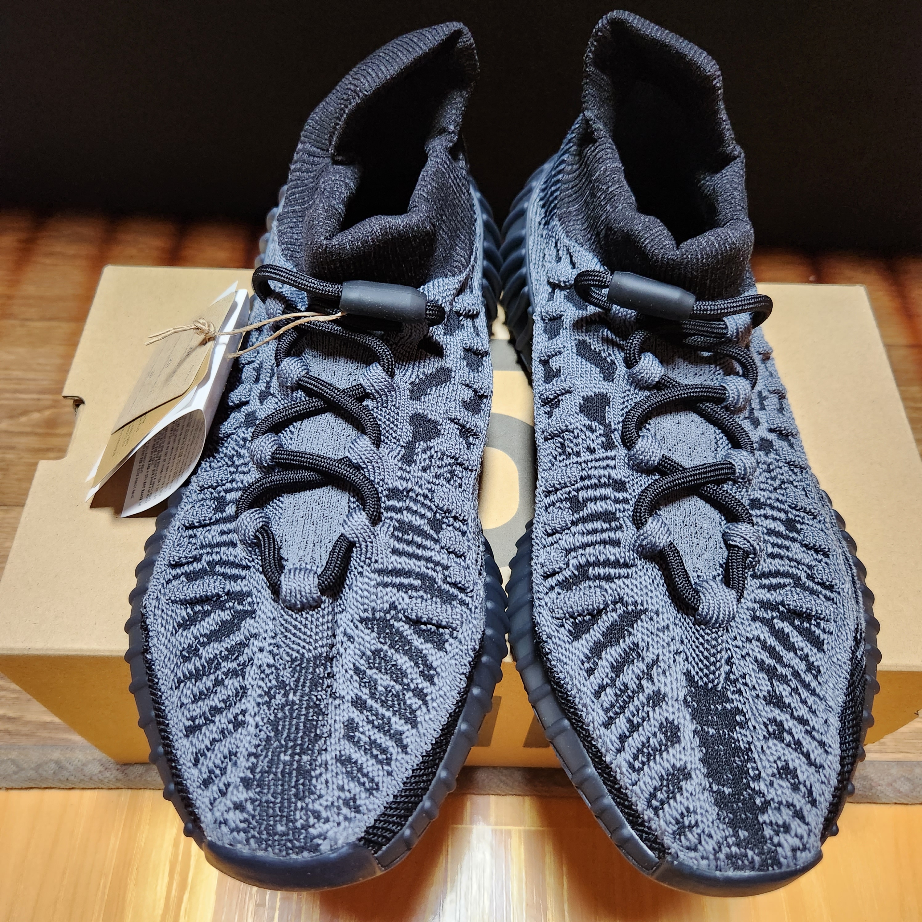 Adidas Yeezy 350 V2 CMPCT Slate Onyx 착용 스타일 - 1