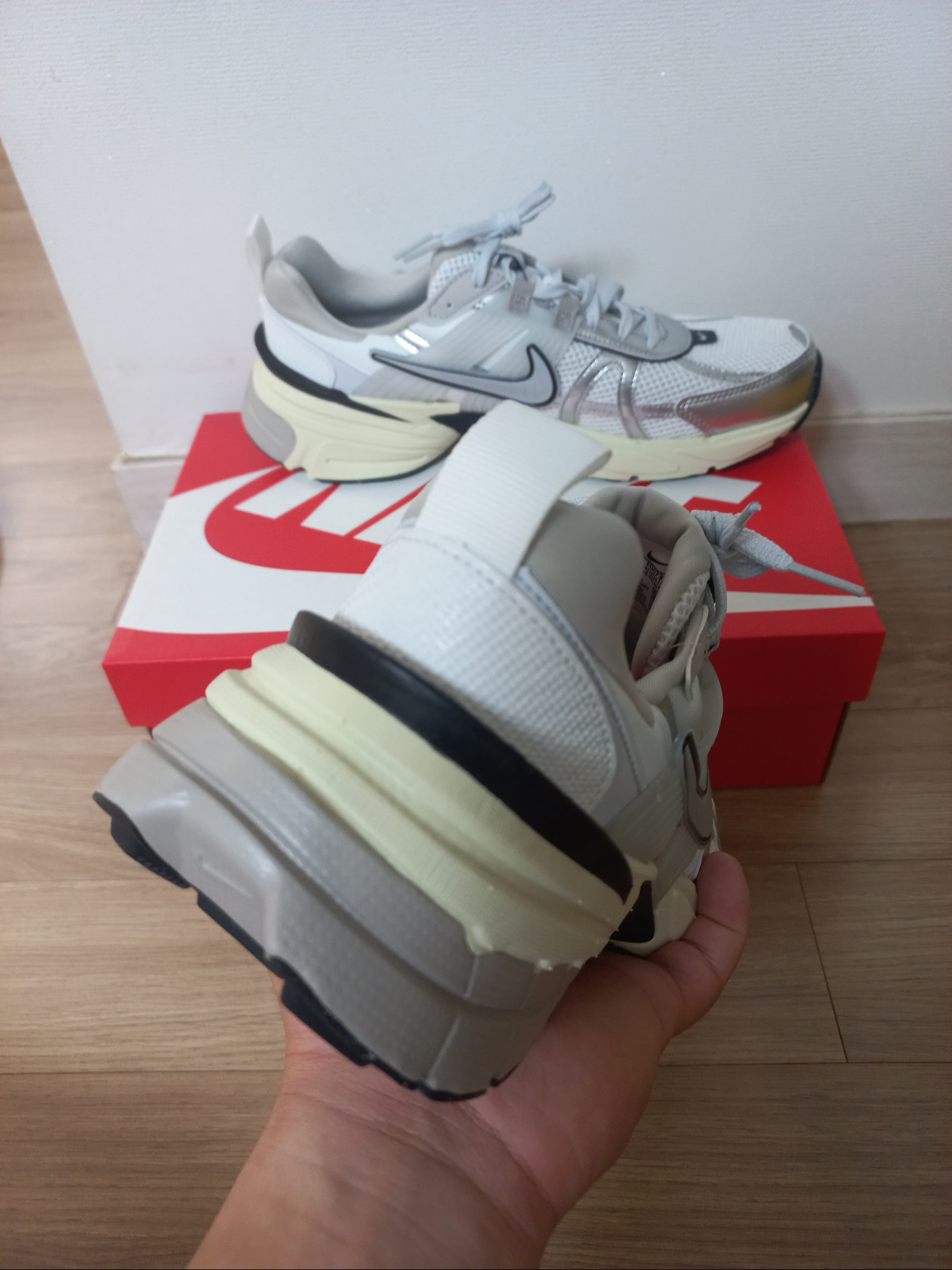 Nike V2K Run Summit White Metallic Silver 착용 스타일 - 2