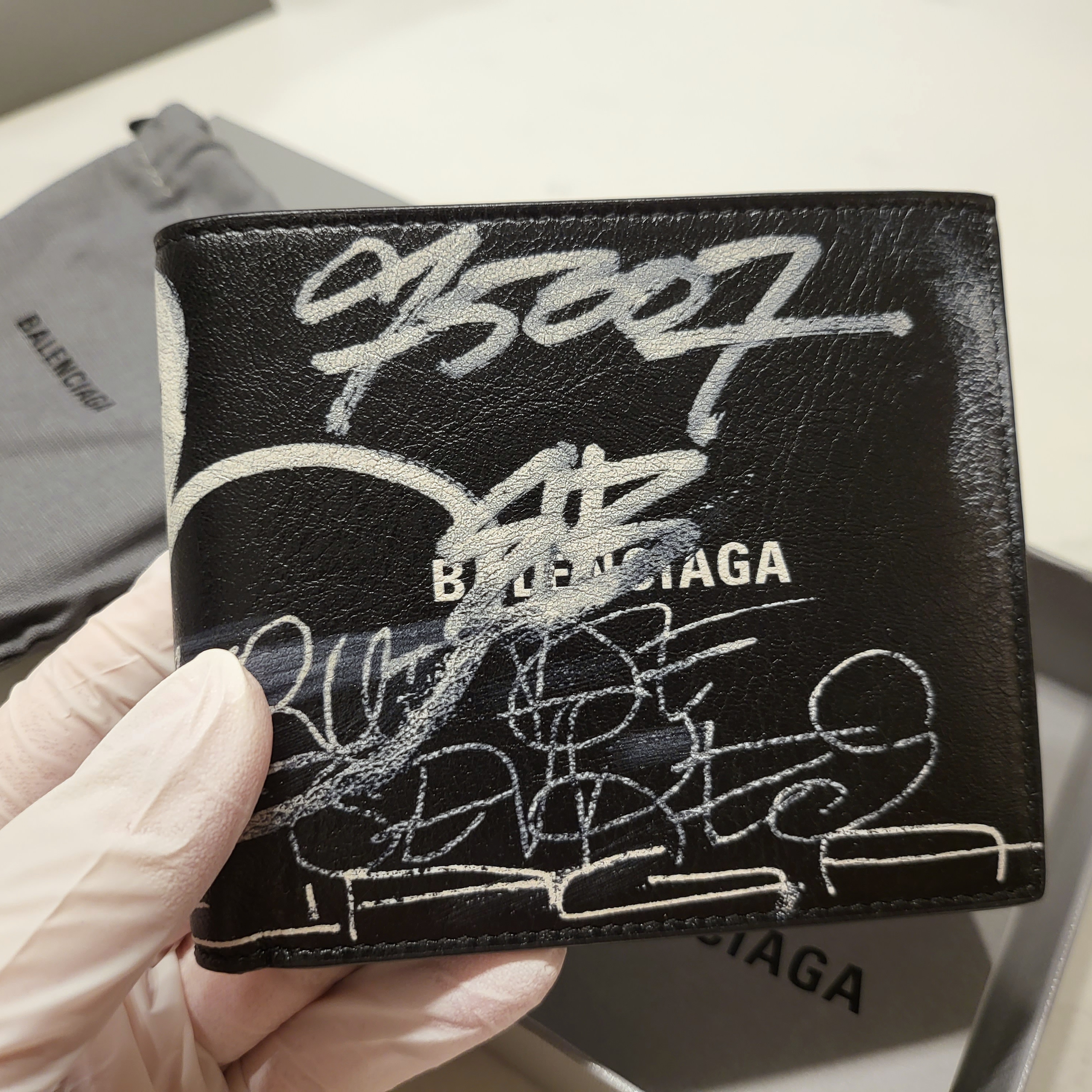 Balenciaga Cash Square Folded Wallet Graffiti Black 착용 스타일 - 1