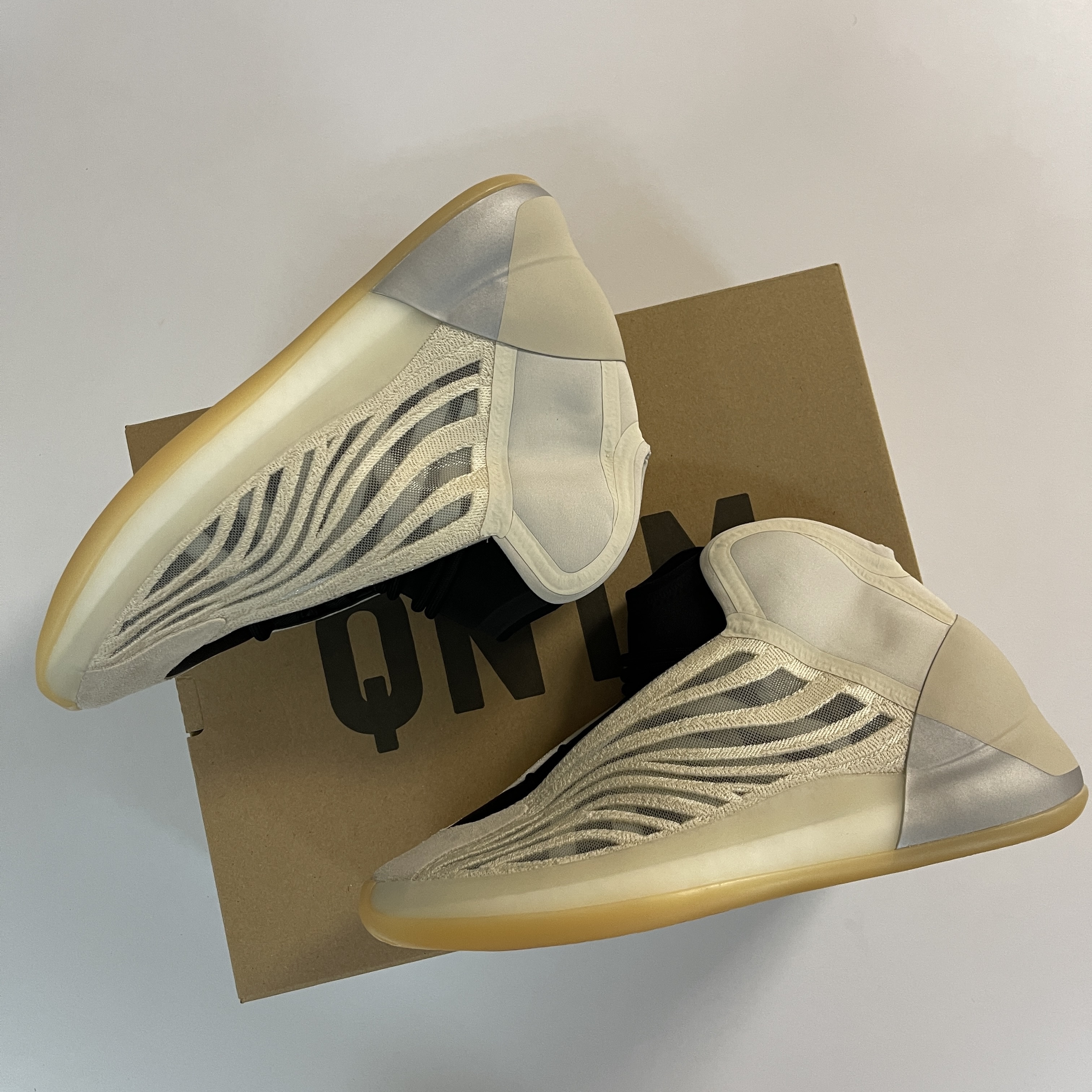 Adidas Yeezy QNTM Mist Slate 착용 스타일 - 1
