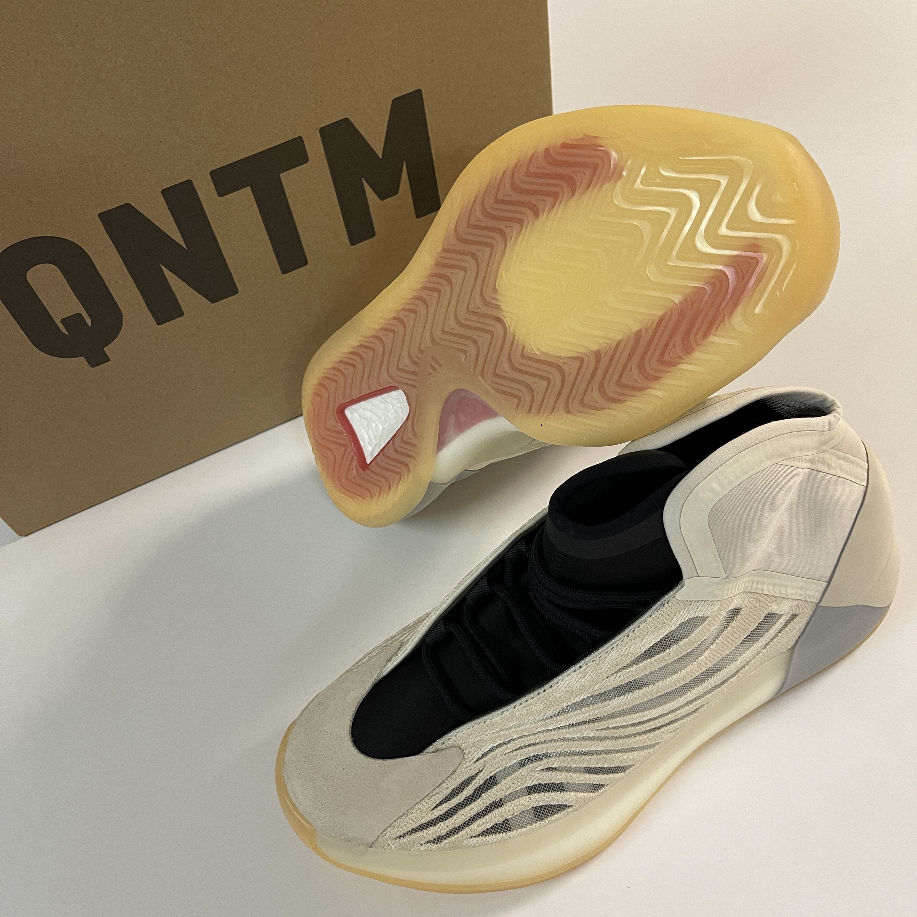 Adidas Yeezy QNTM Mist Slate 착용 스타일 - 4