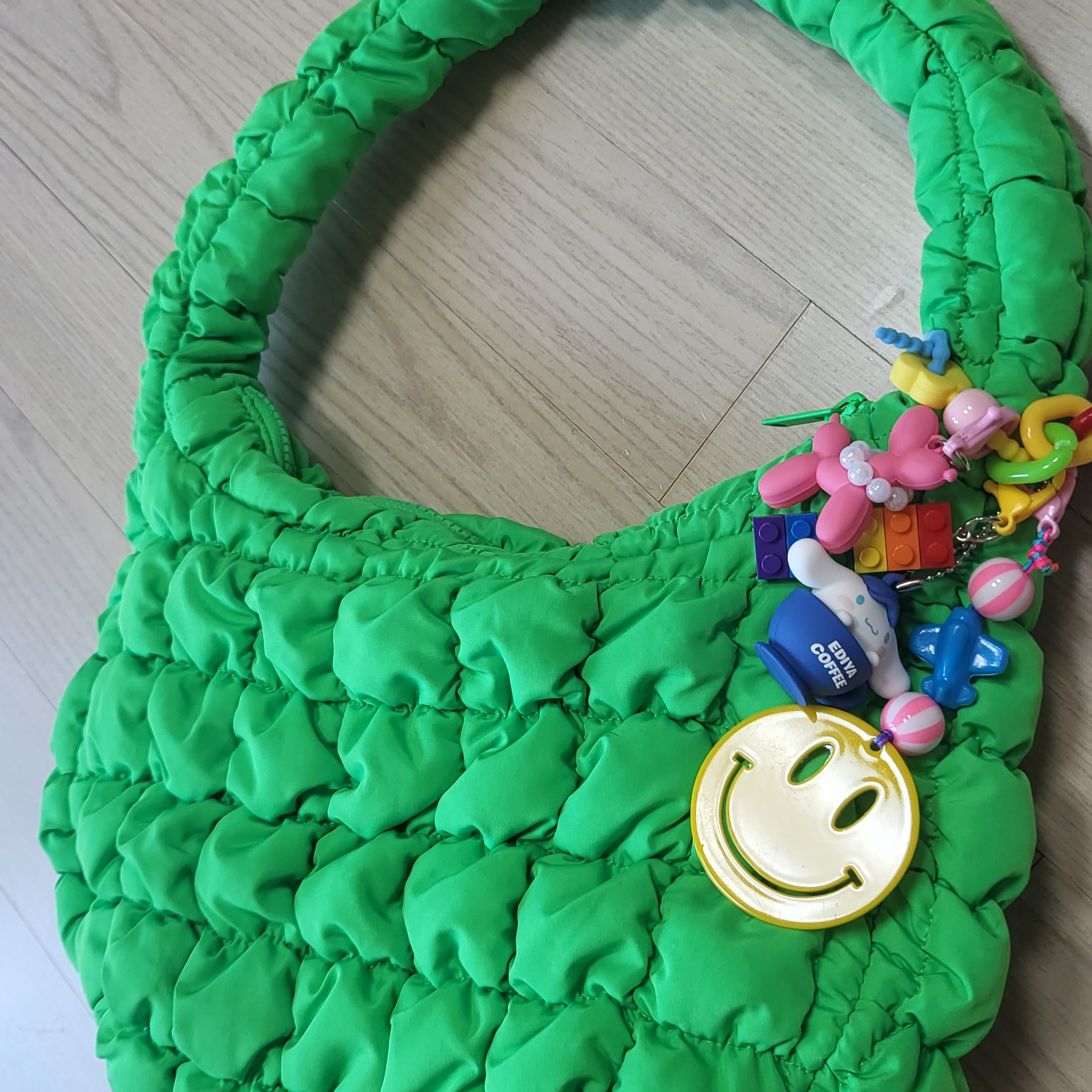 COS Quilted Mini Bag Bright Green 착용 스타일