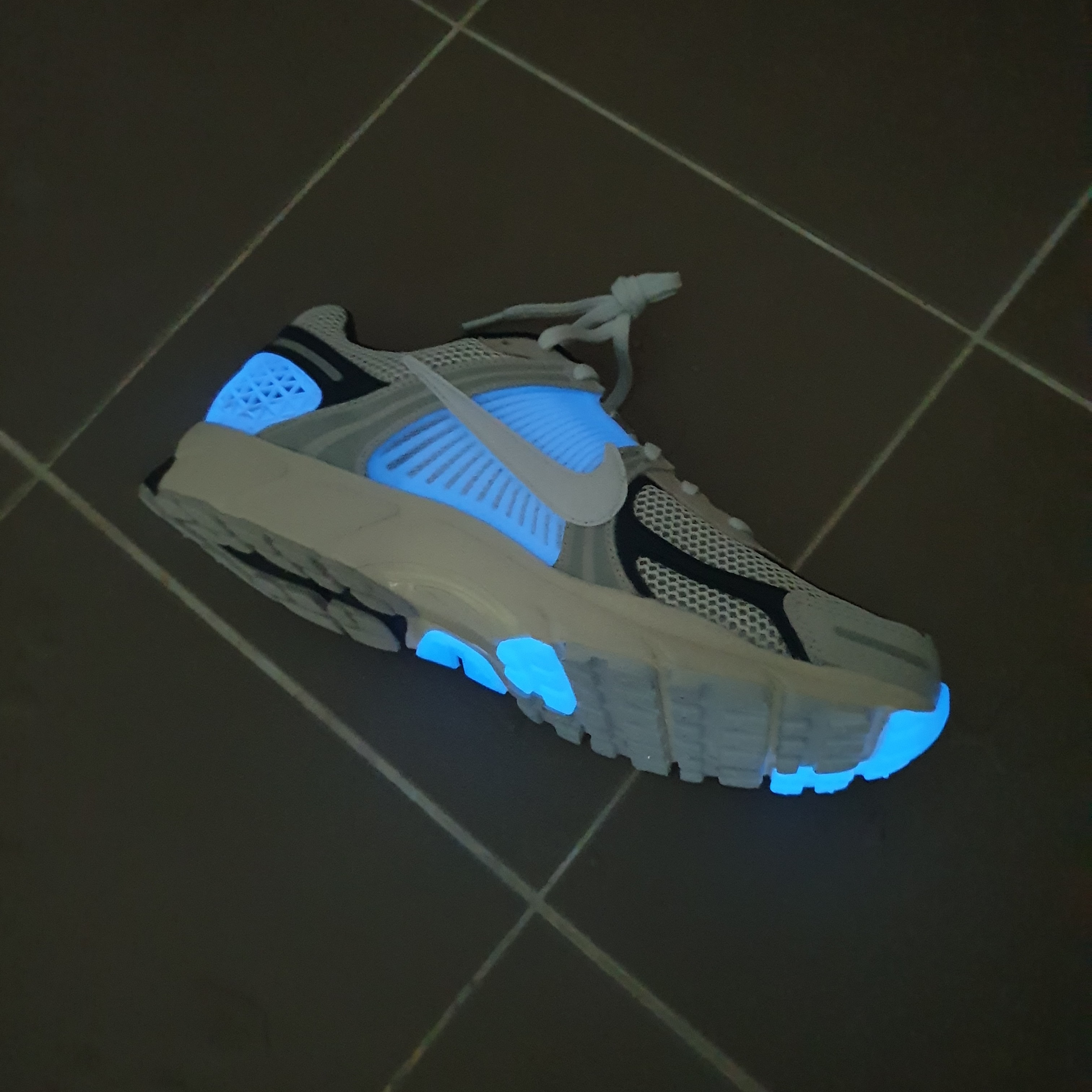 Nike Zoom Vomero 5 Light Bone and Black 착용 스타일 - 1