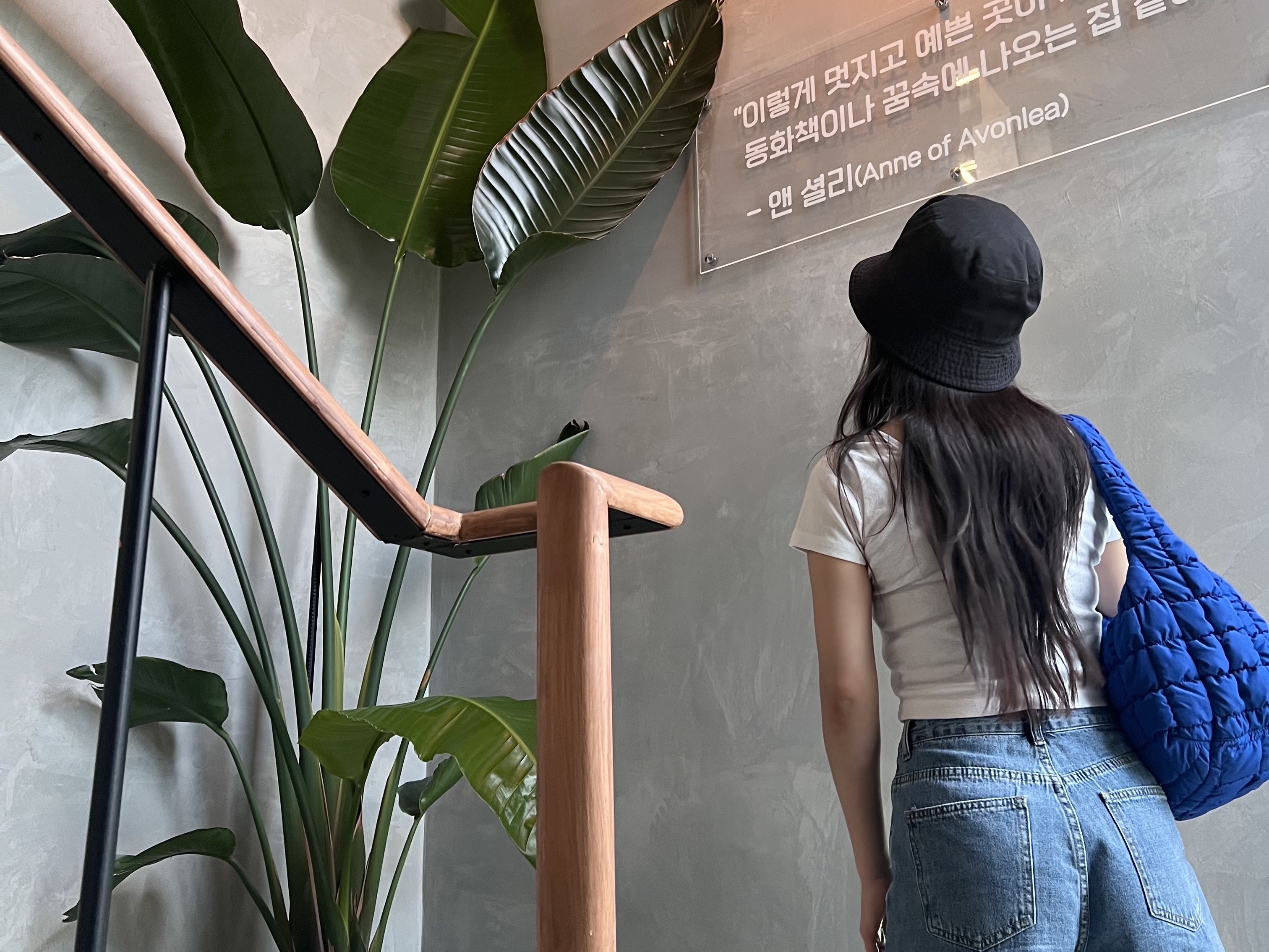 COS Quilted Mini Bag Blue, Nike Futura Washed Bucket Hat Black 착용 스타일 - 1