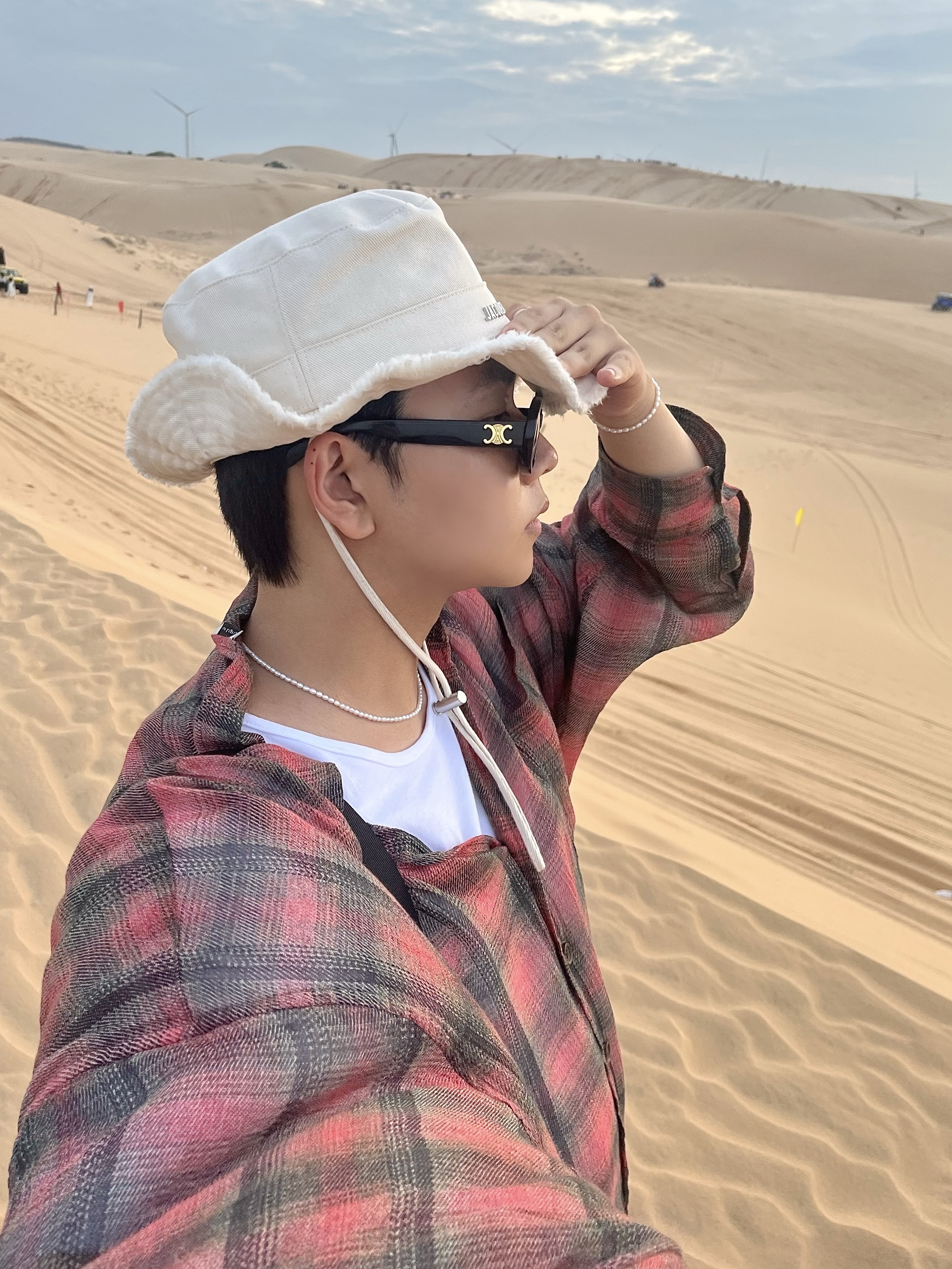 (W) Celine Triomphe 01 Sunglasses in Acetate Black, Jacquemus Le Bob Artichaut Bucket Hat Off White 착용 스타일 - 2