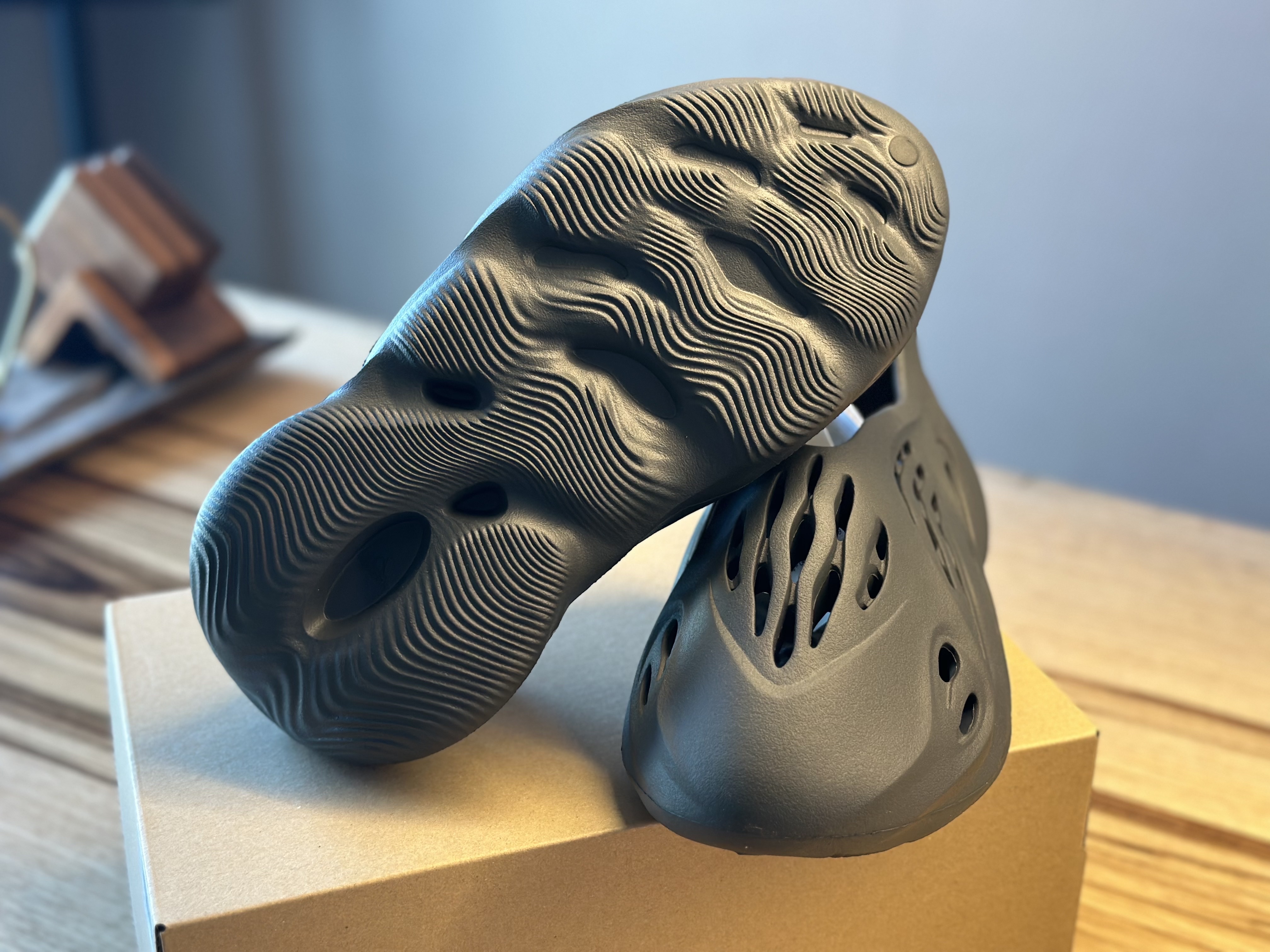 Adidas Yeezy Foam RNNR Carbon 착용 스타일 - 3