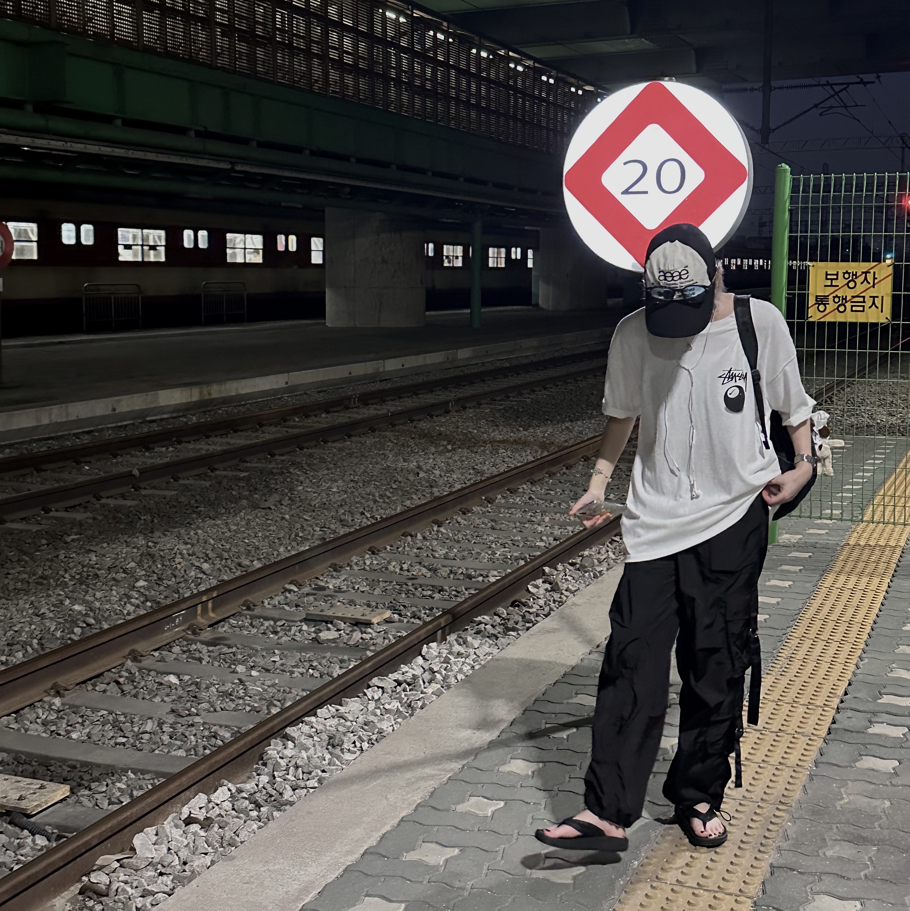 Nike x Stussy NRG FL SS 8 Ball T-Shirt White (DO9322-100), Aeae Web Logo Mesh Cap Black 착용 스타일 - 1