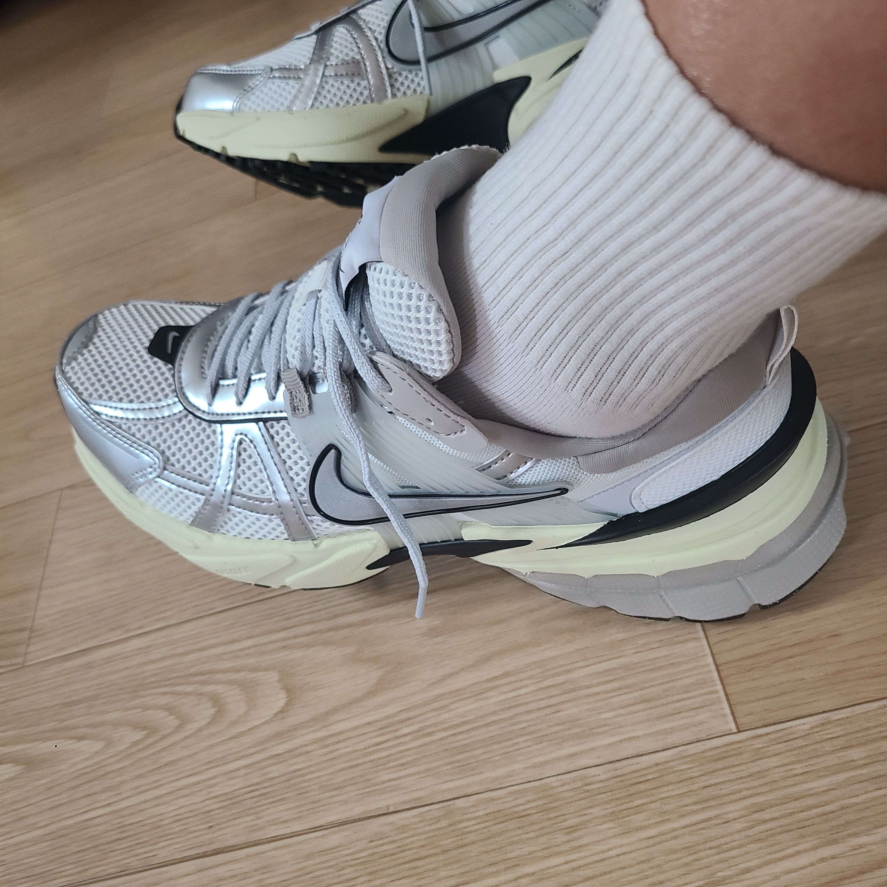 Nike V2K Run Summit White Metallic Silver 착용 스타일 - 1