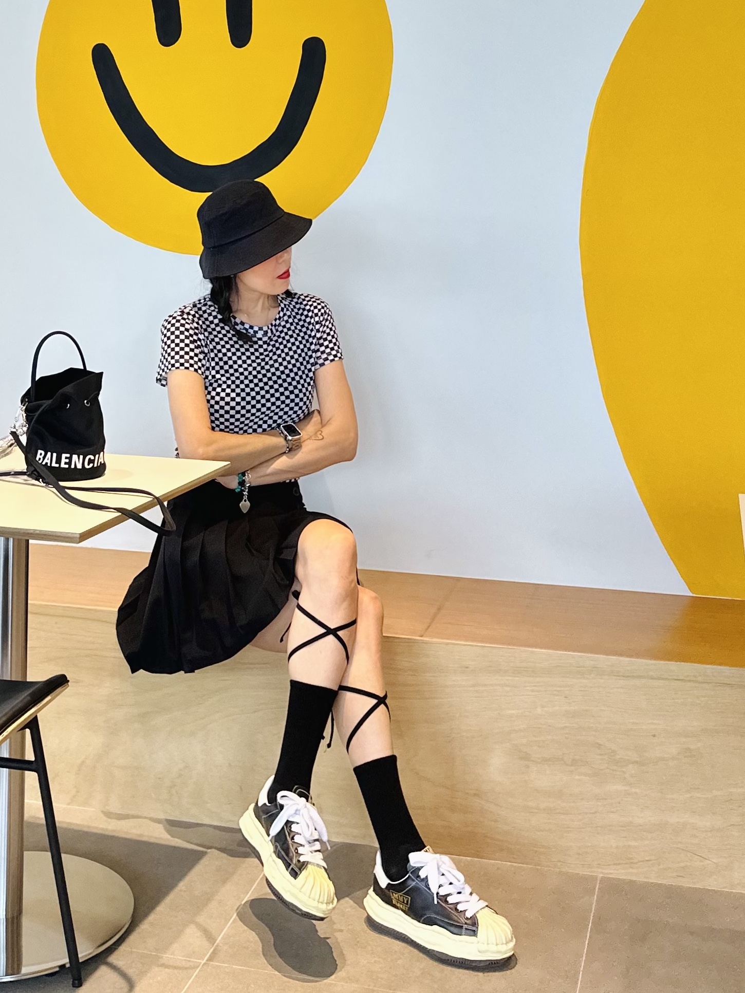 Maison Mihara Yasuhiro Blakey VL OG Sole Leather Low-top Sneakers Black, Balenciaga Wheel XS Drawstring Bucket Bag Black White 착용 스타일 - 2