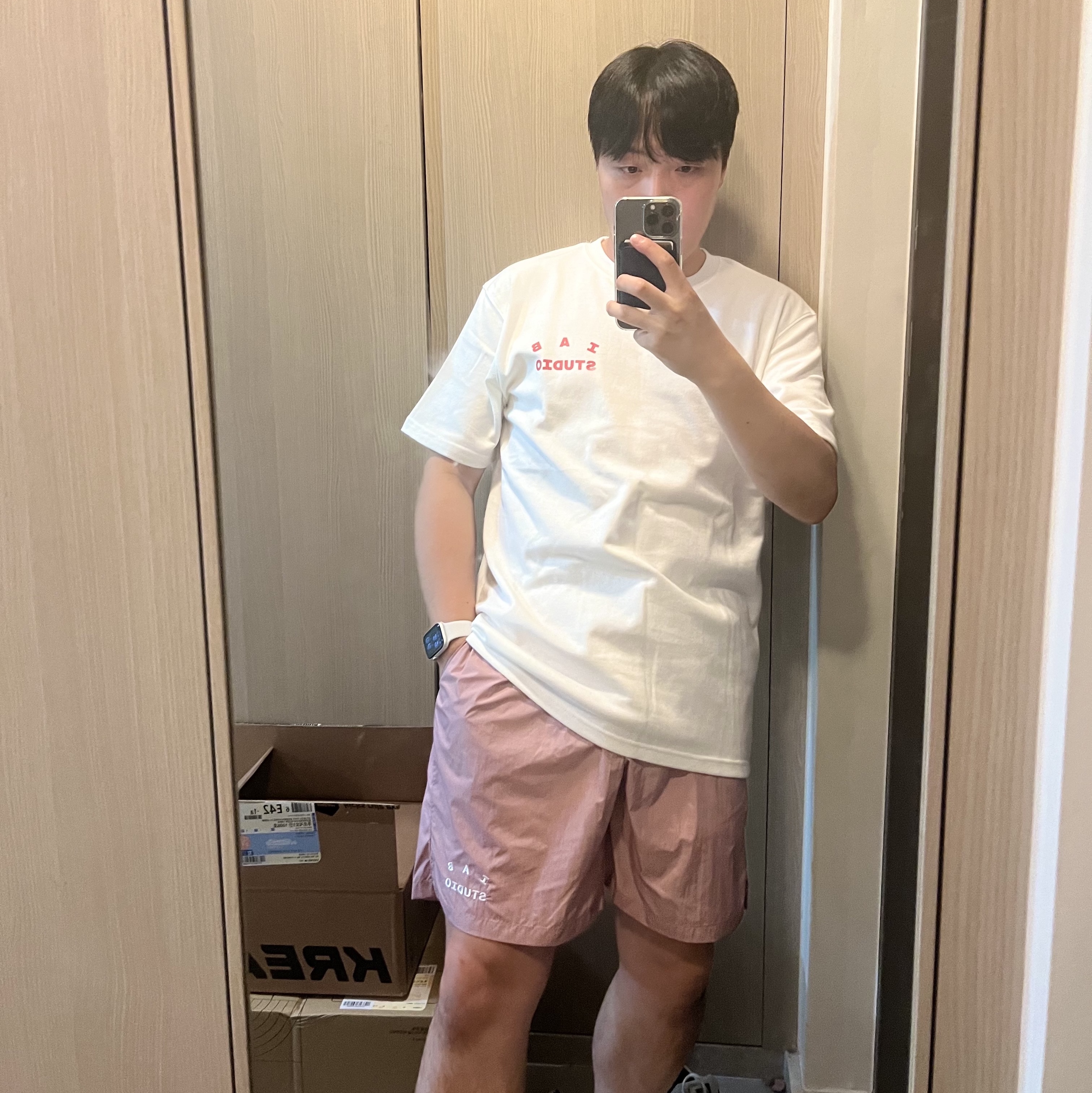 IAB Studio T-Shirt White - The Hyundai Seoul Exclusive, IAB Studio Woven Shorts Pink - The Hyundai Seoul Exclusive 착용 스타일