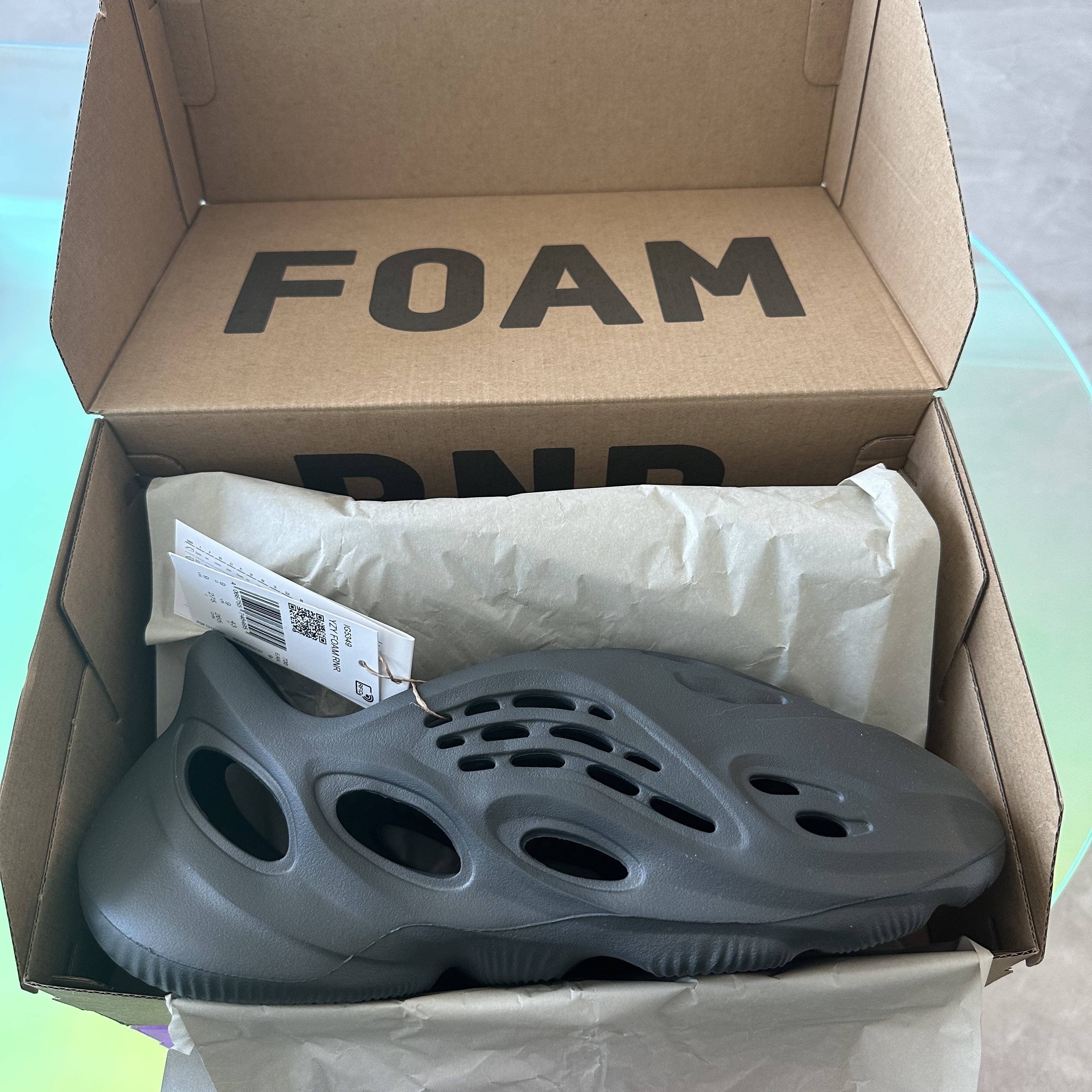 Adidas Yeezy Foam RNNR Carbon 착용 스타일