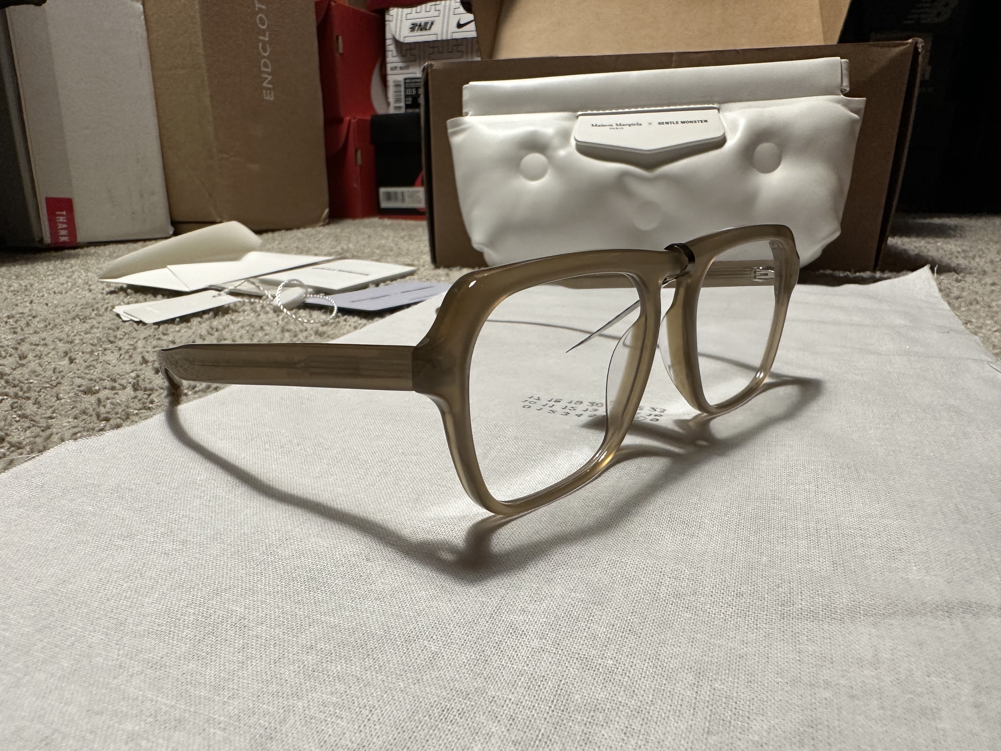 Gentle Monster x Maison Margiela MM011 Clear Brown 착용 스타일 - 5