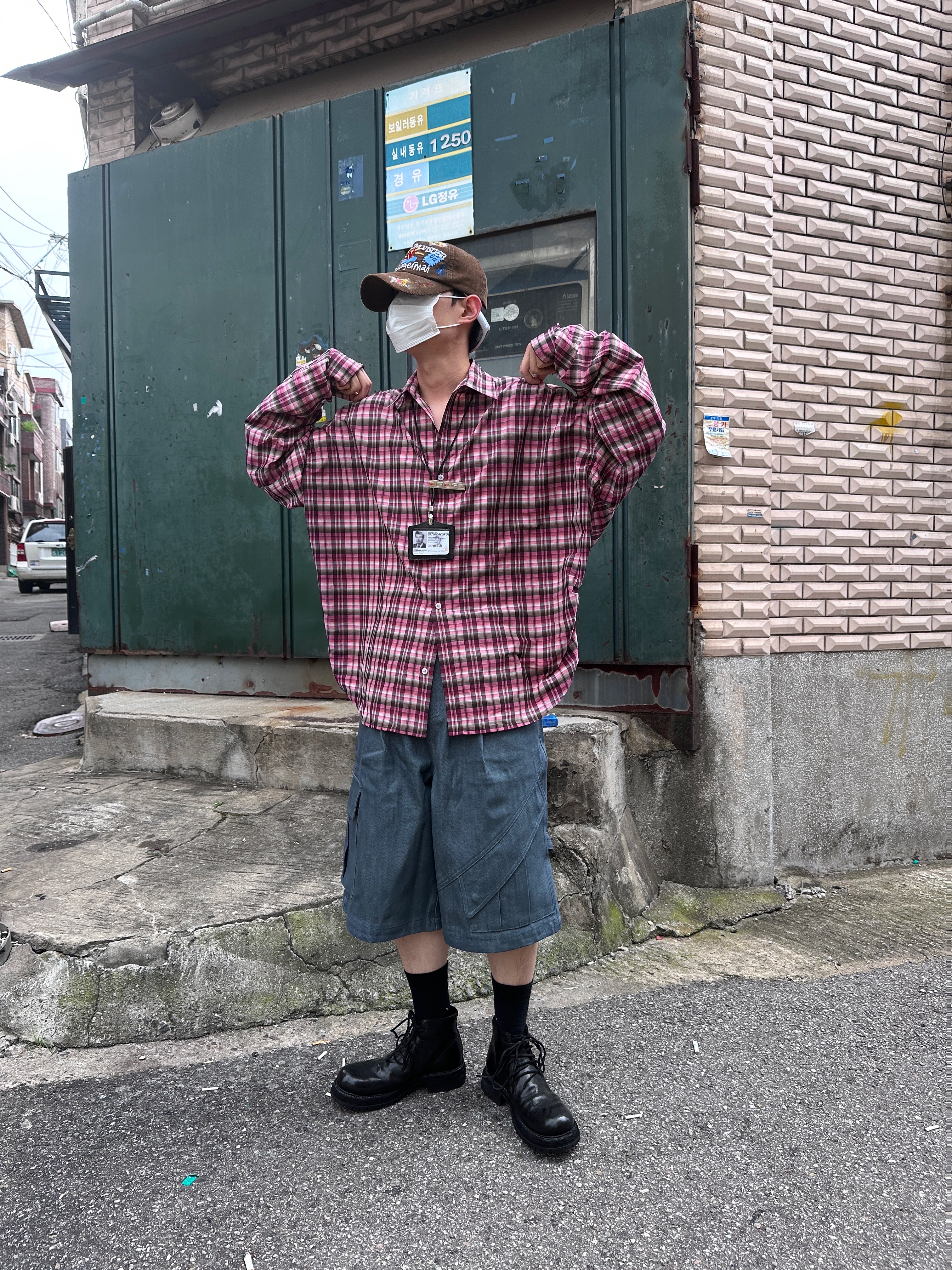 Nonnod Flexible String Check Shirts Pink, The Museum Visitor x Jon Burgerman Hand Painted Pizza & Poch Corduroy Ball Cap Brown 착용 스타일 - 5