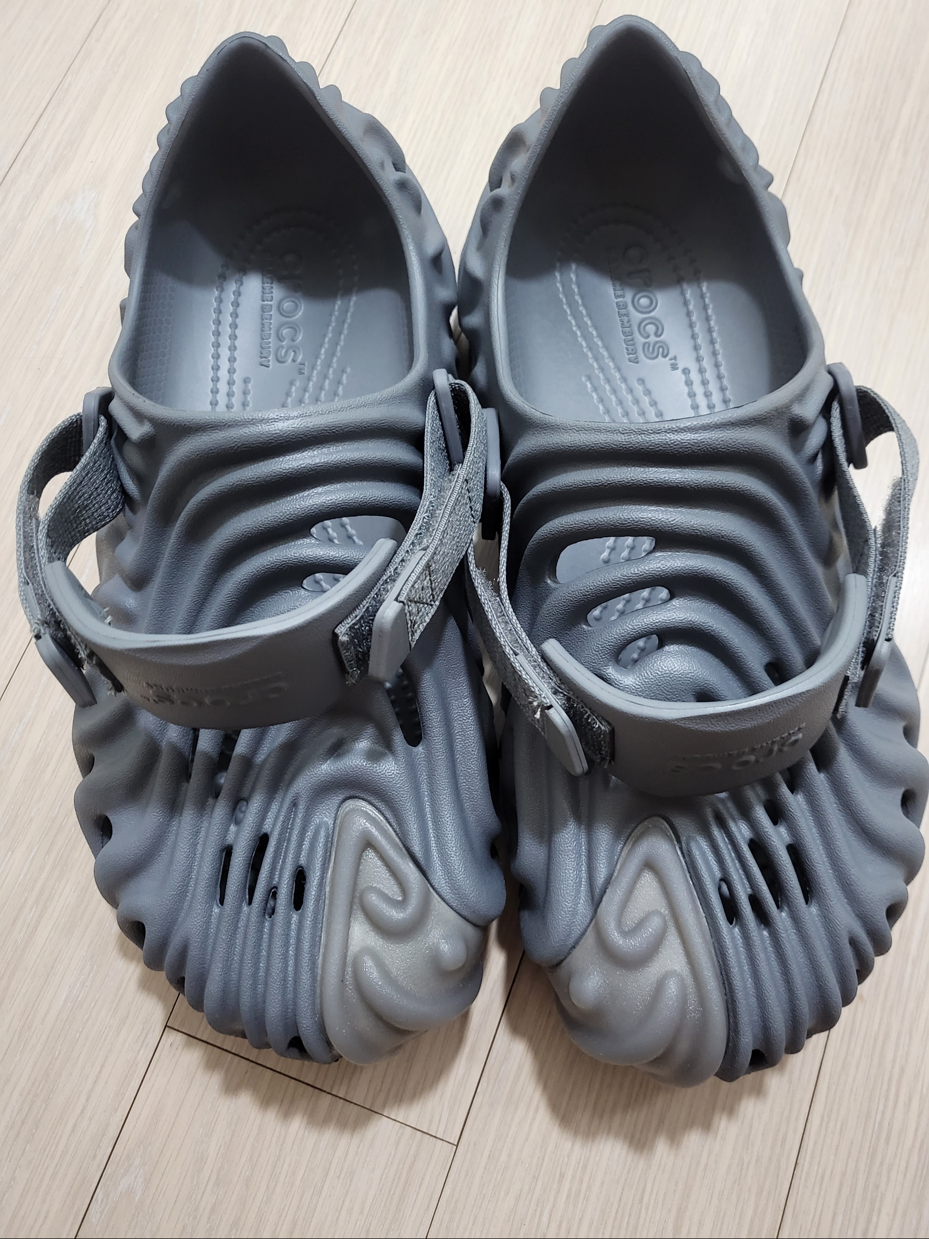 Crocs x Salehe Bembury Pollex Clog Niagara 착용 스타일 - 1