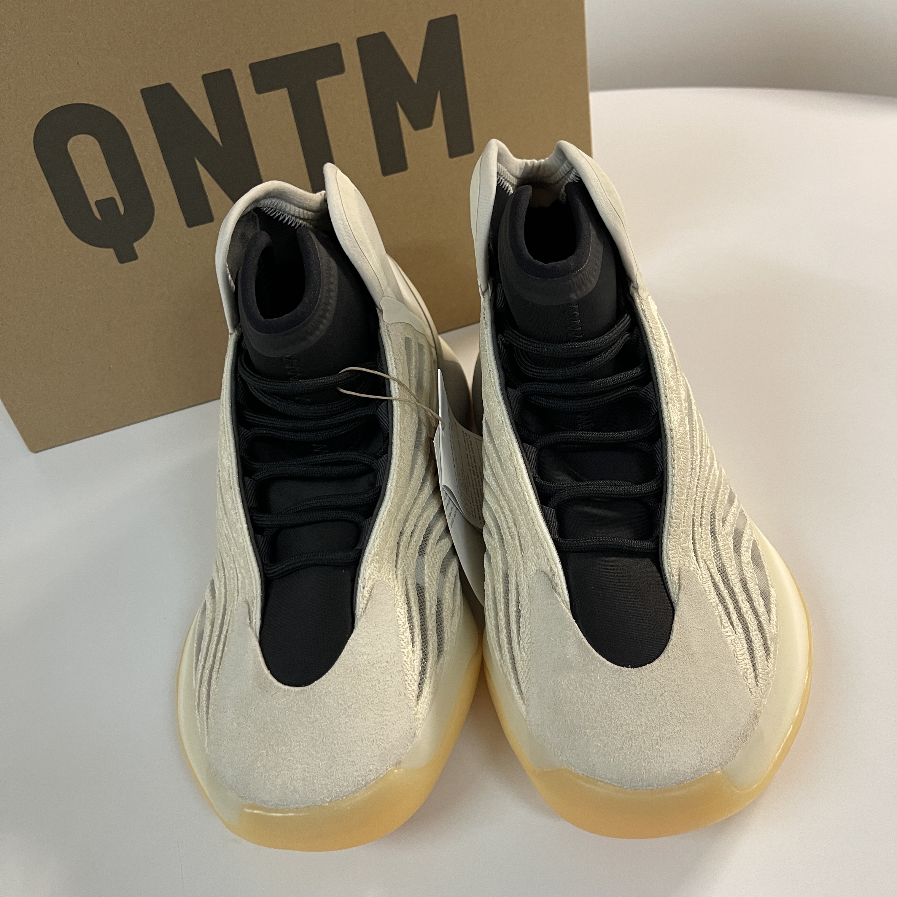 Adidas Yeezy QNTM Mist Slate 착용 스타일 - 5