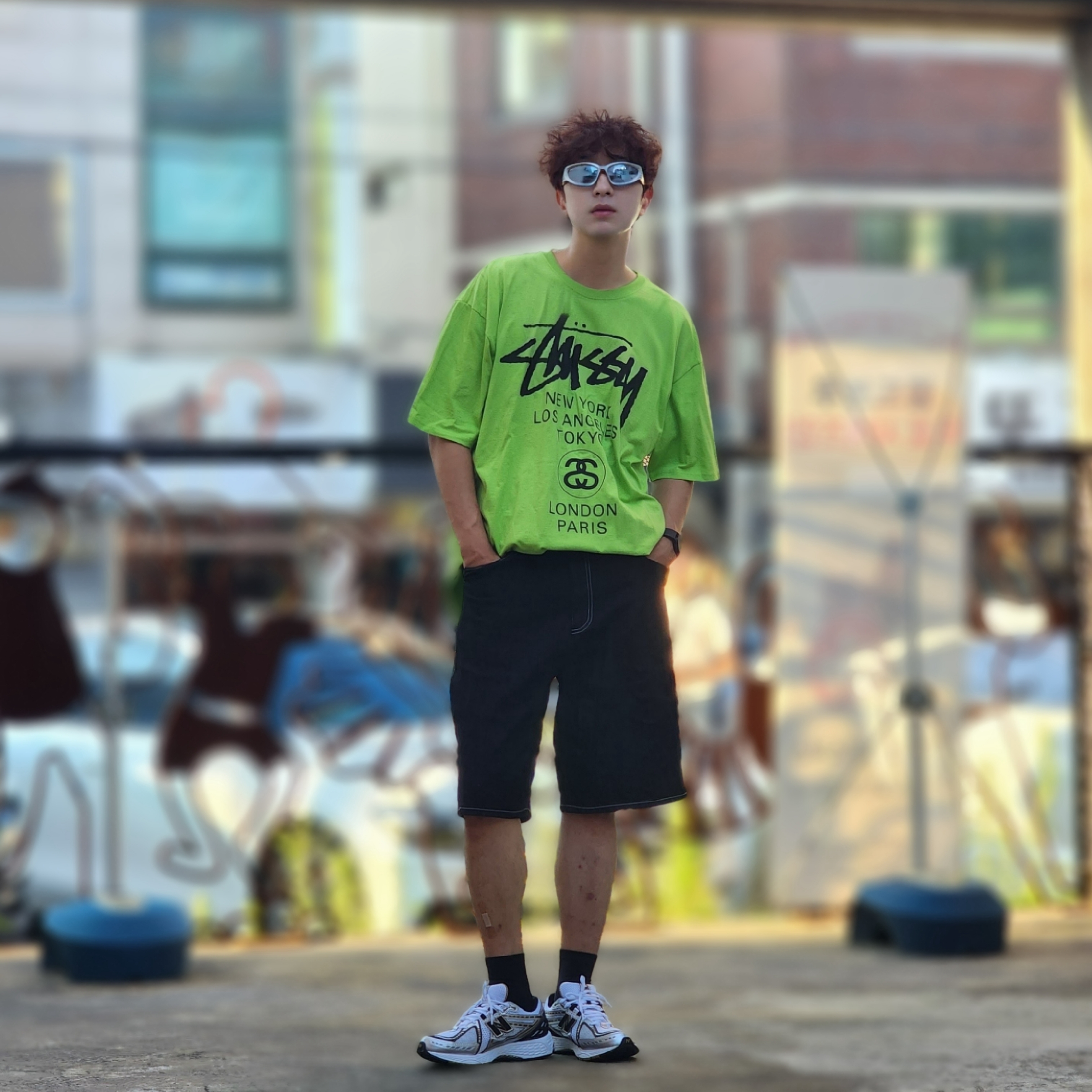 Stussy World Tour T-Shirt Tea 2023, New Balance 1906R White Gold 착용 스타일 - 3