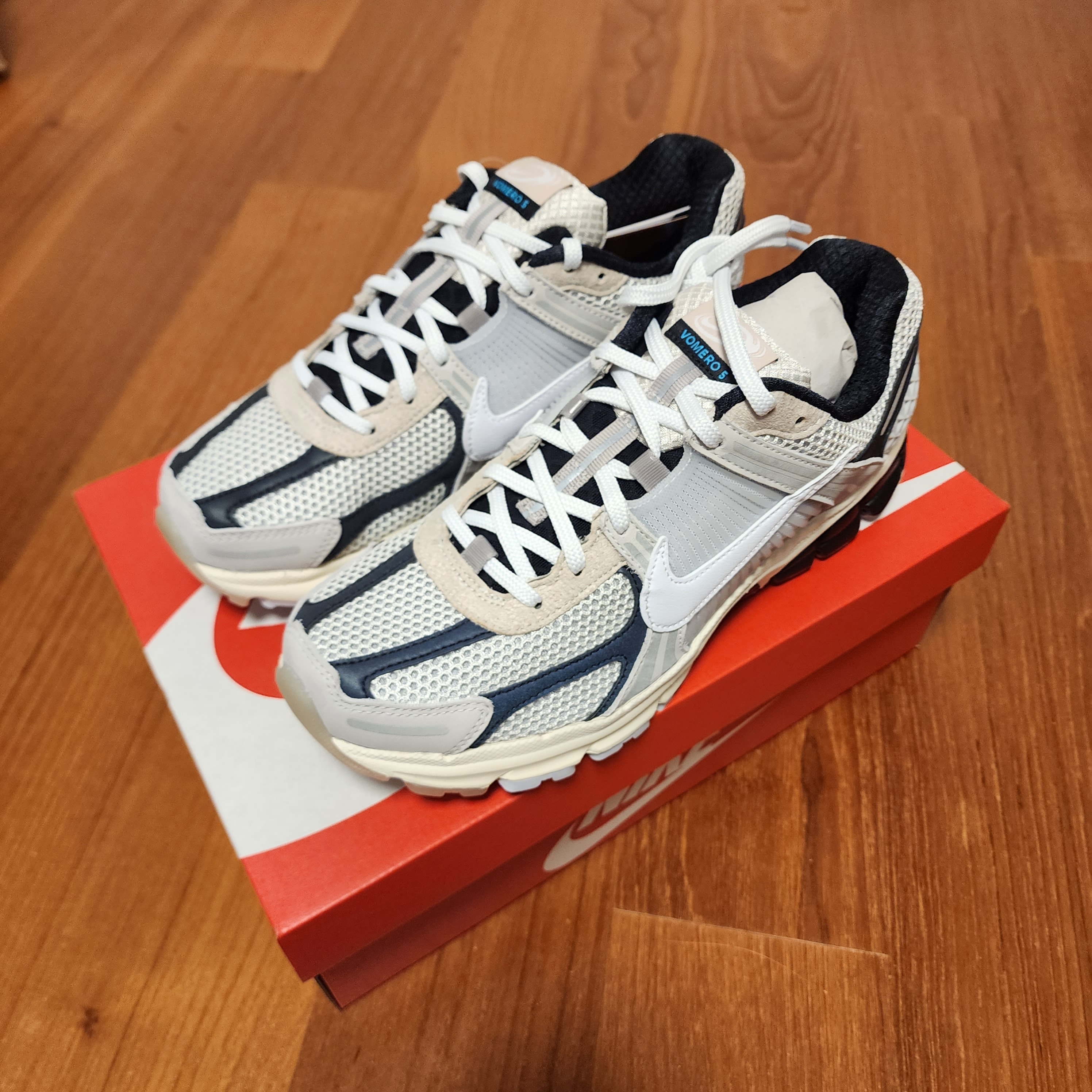 Nike Zoom Vomero 5 Light Bone and Black 착용 스타일 - 2