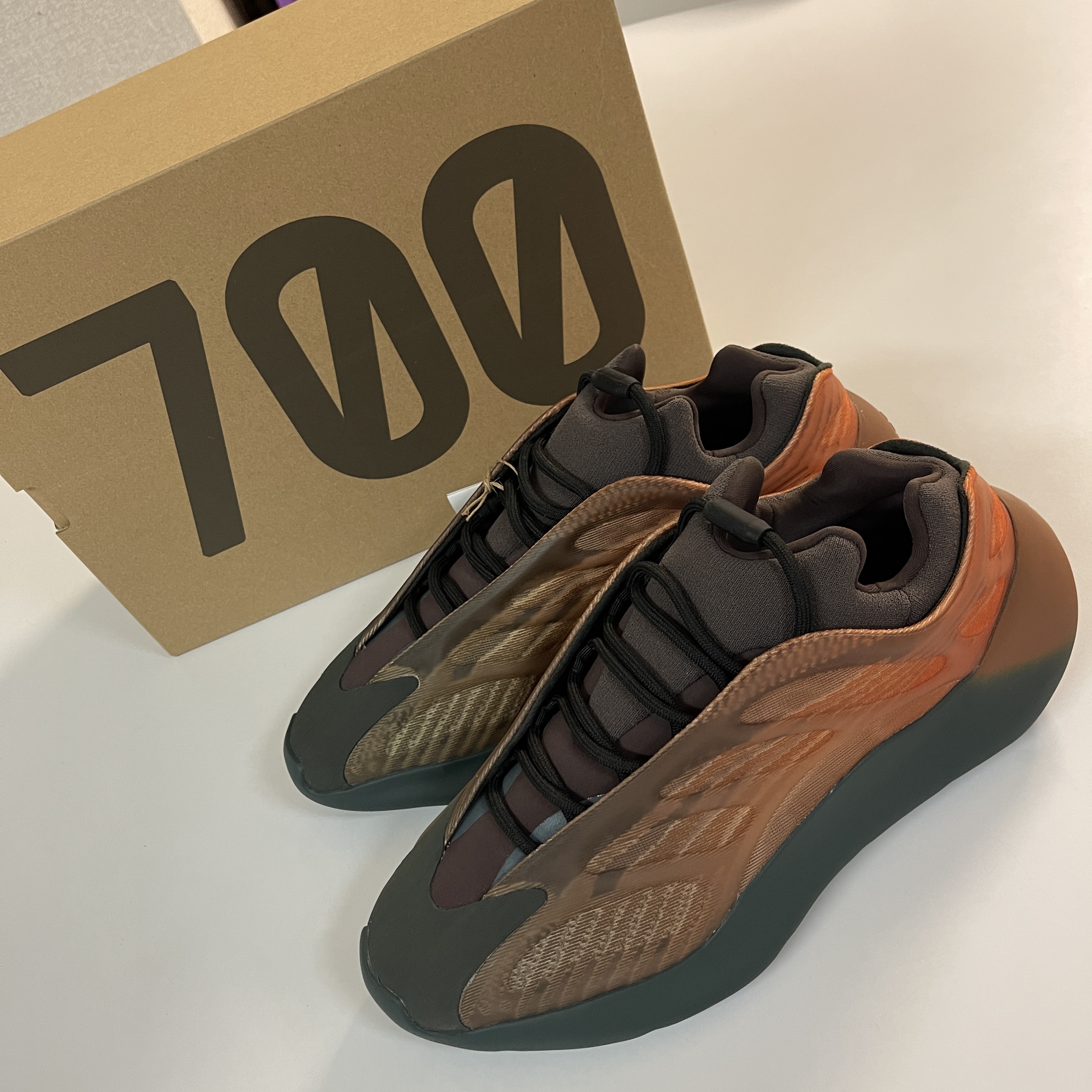 Adidas Yeezy 700 V3 Copper Fade 착용 스타일 - 2
