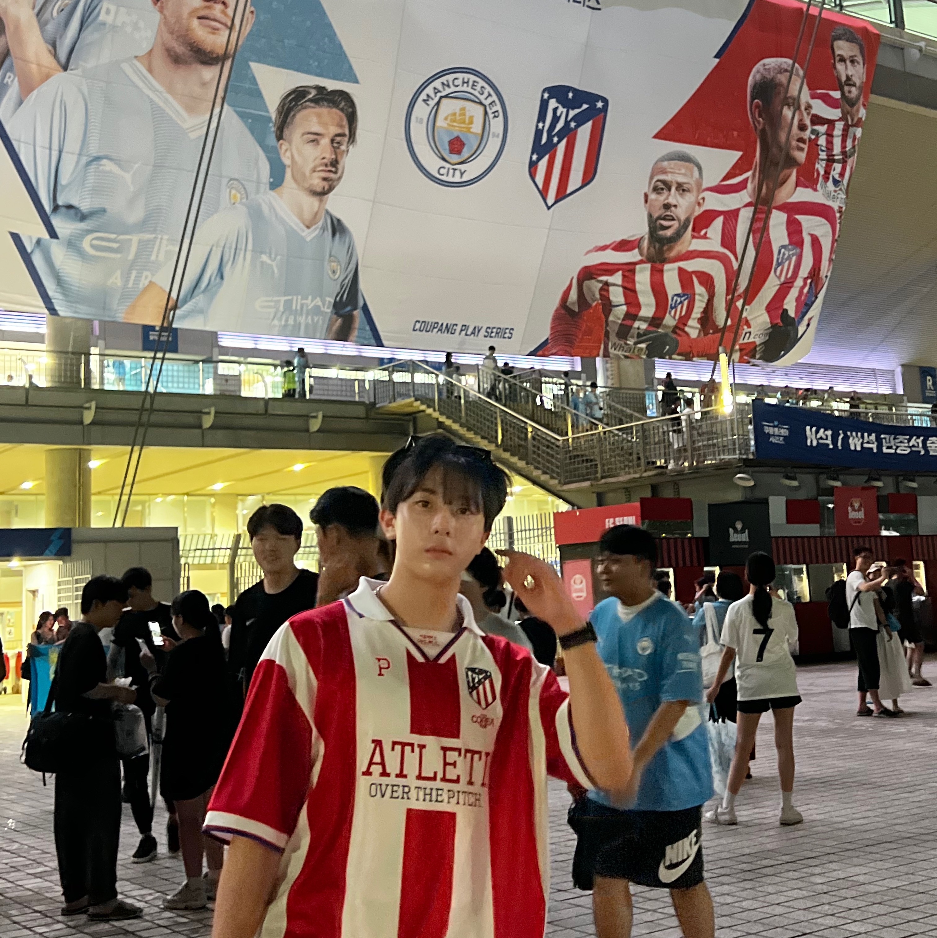 Nike Atletico Madrid 2022/23 Stadium Home Dri-Fit Jersey White (Non Marking Ver.), Nike Atletico Madrid 2023/24 Dri-Fit Stadium Home Jersey Sport Red (Non Marking Ver.) 착용 스타일