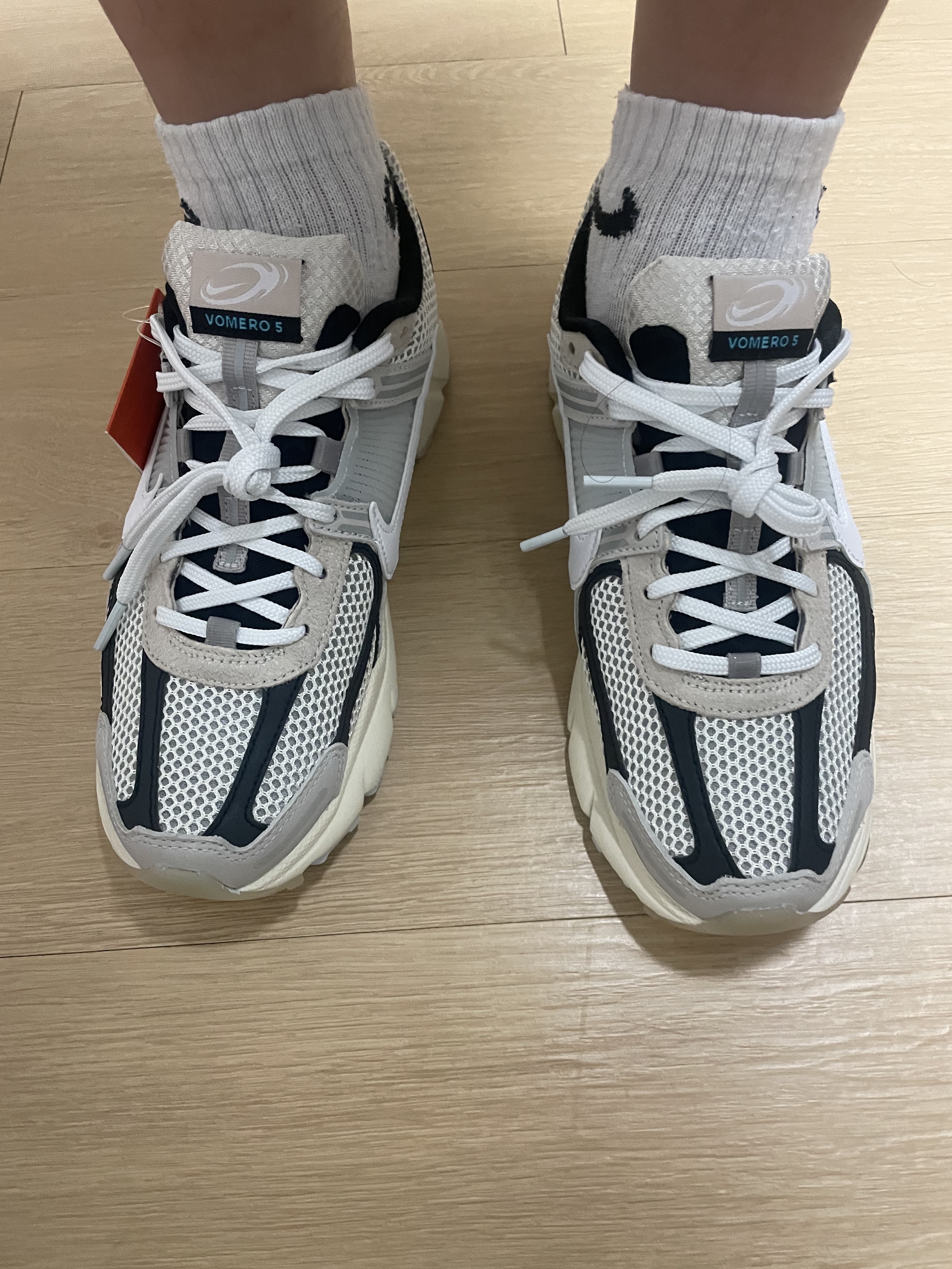 Nike Zoom Vomero 5 Light Bone and Black 착용 스타일 - 2